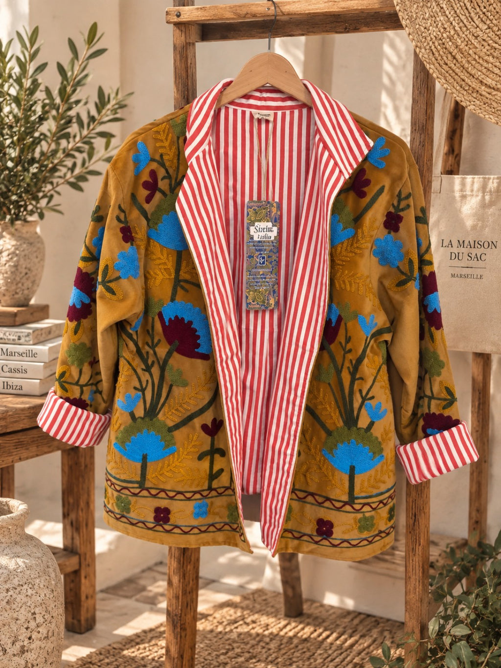 Veste Alghero camel 100 % coton aspect velours brodé vue de face sur cintre