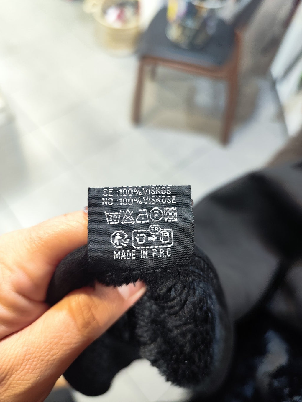 Cape poncho CALVI – étiquette 100 pour cent viscose et entretien