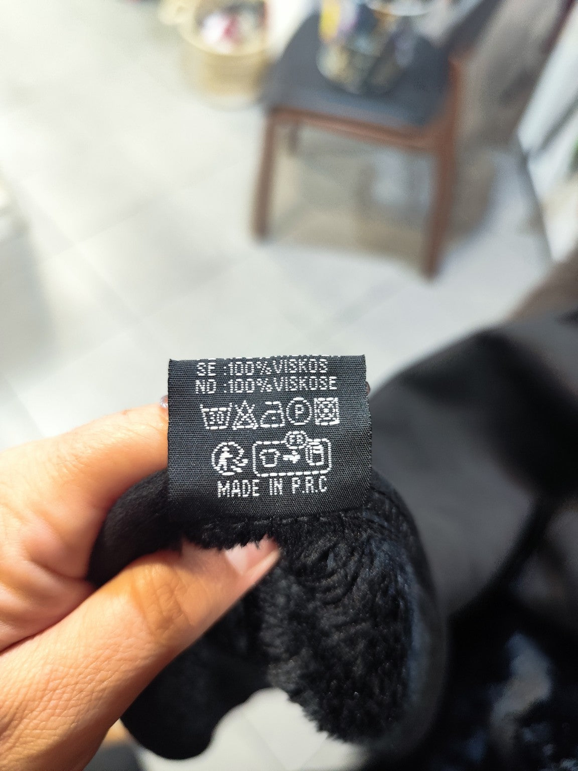 Cape poncho CALVI – étiquette 100 pour cent viscose et entretien