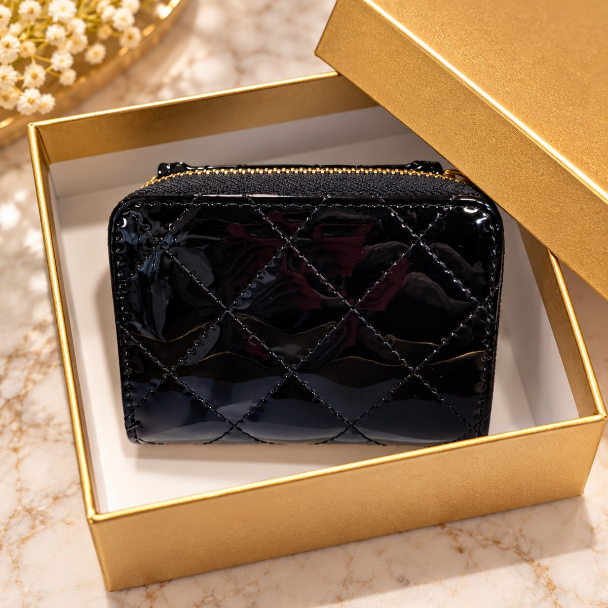 Portefeuille BOLOGNE noir verni vue arrière dans coffret doré