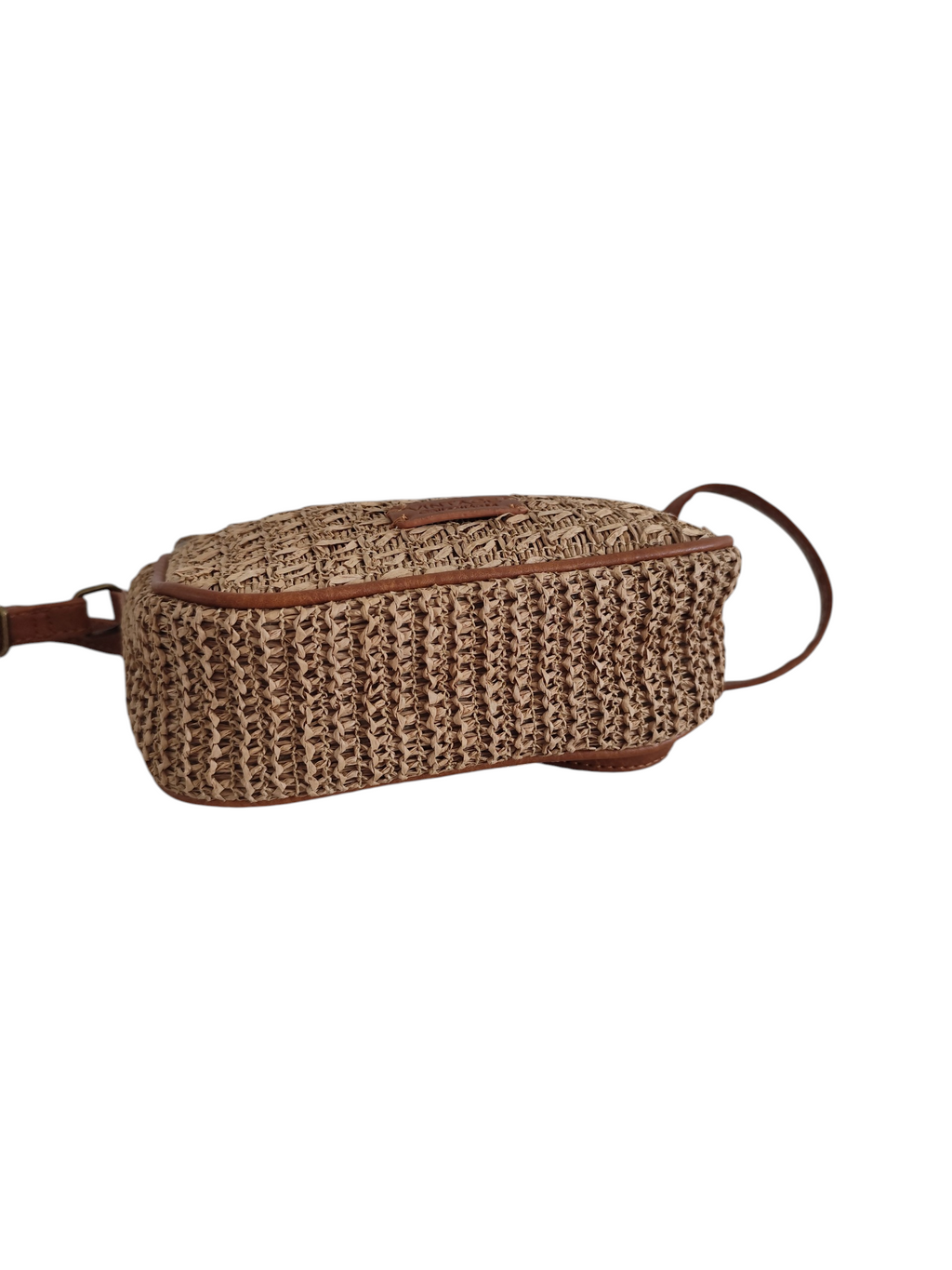 Sac bandoulière Cadaqués en raphia tressé beige mise en scène bohème