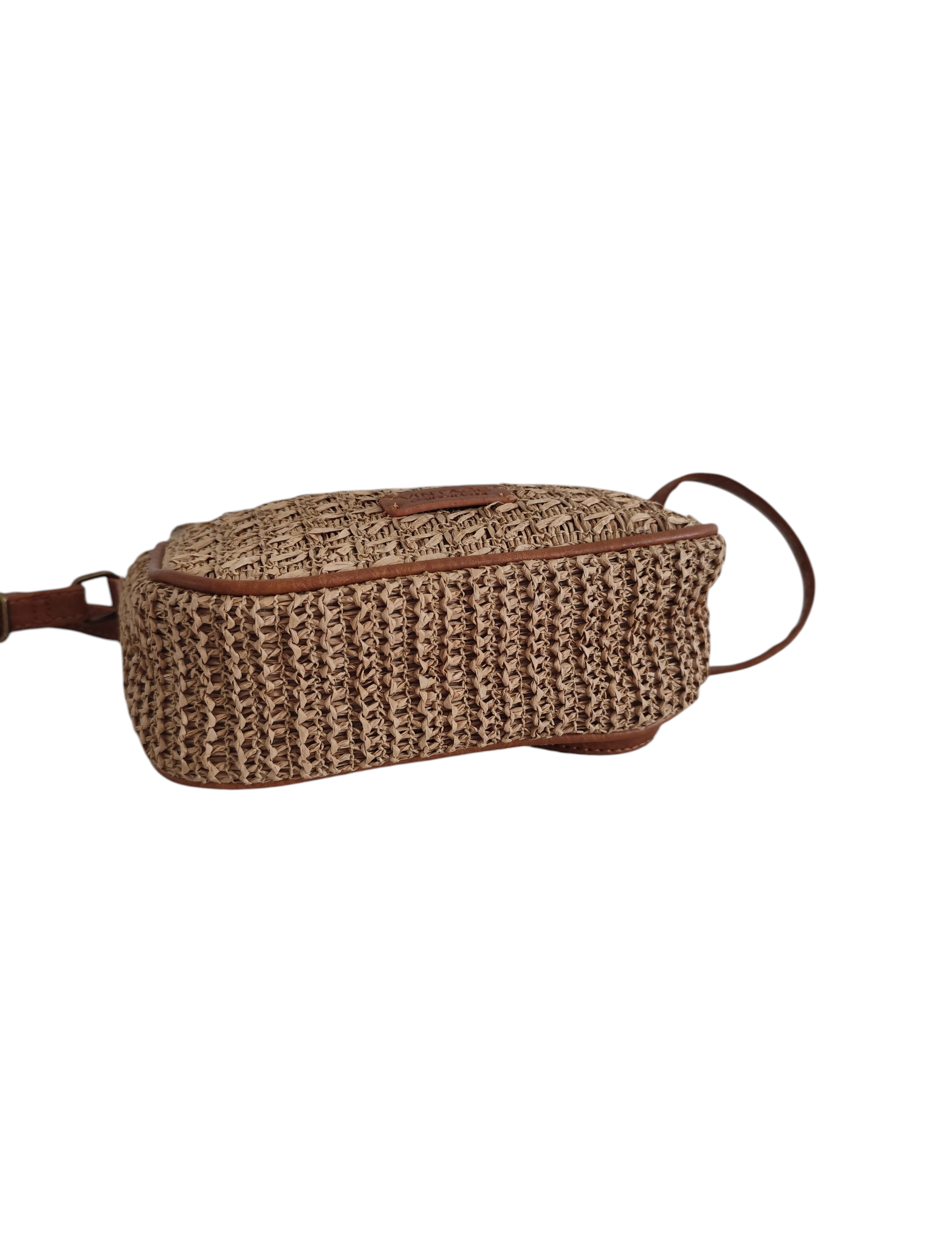Sac bandoulière Cadaqués en raphia tressé beige mise en scène bohème