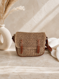 Sac bandoulière Cadaqués en raphia tressé beige mise en scène bohème