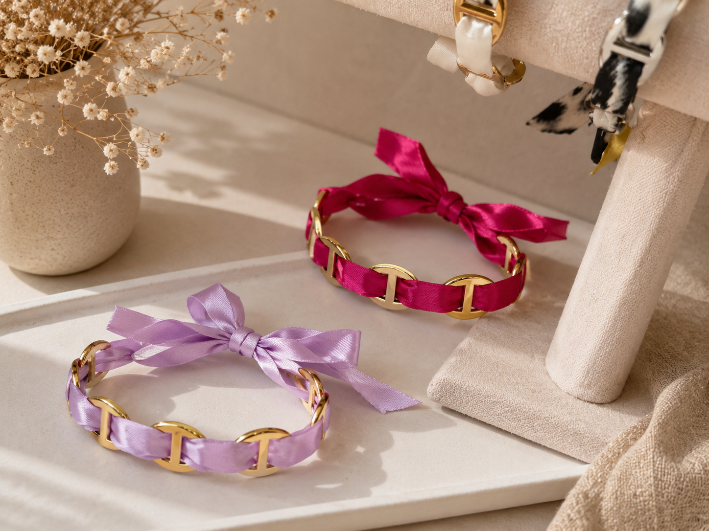 Bracelet Altea en ruban satiné coloré avec maillons dorés, bijou femme ajustable élégant et tendance.