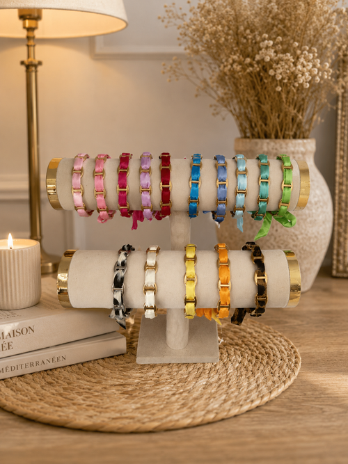 Bracelet Altea en ruban satiné coloré avec maillons dorés, bijou femme ajustable élégant et tendance.