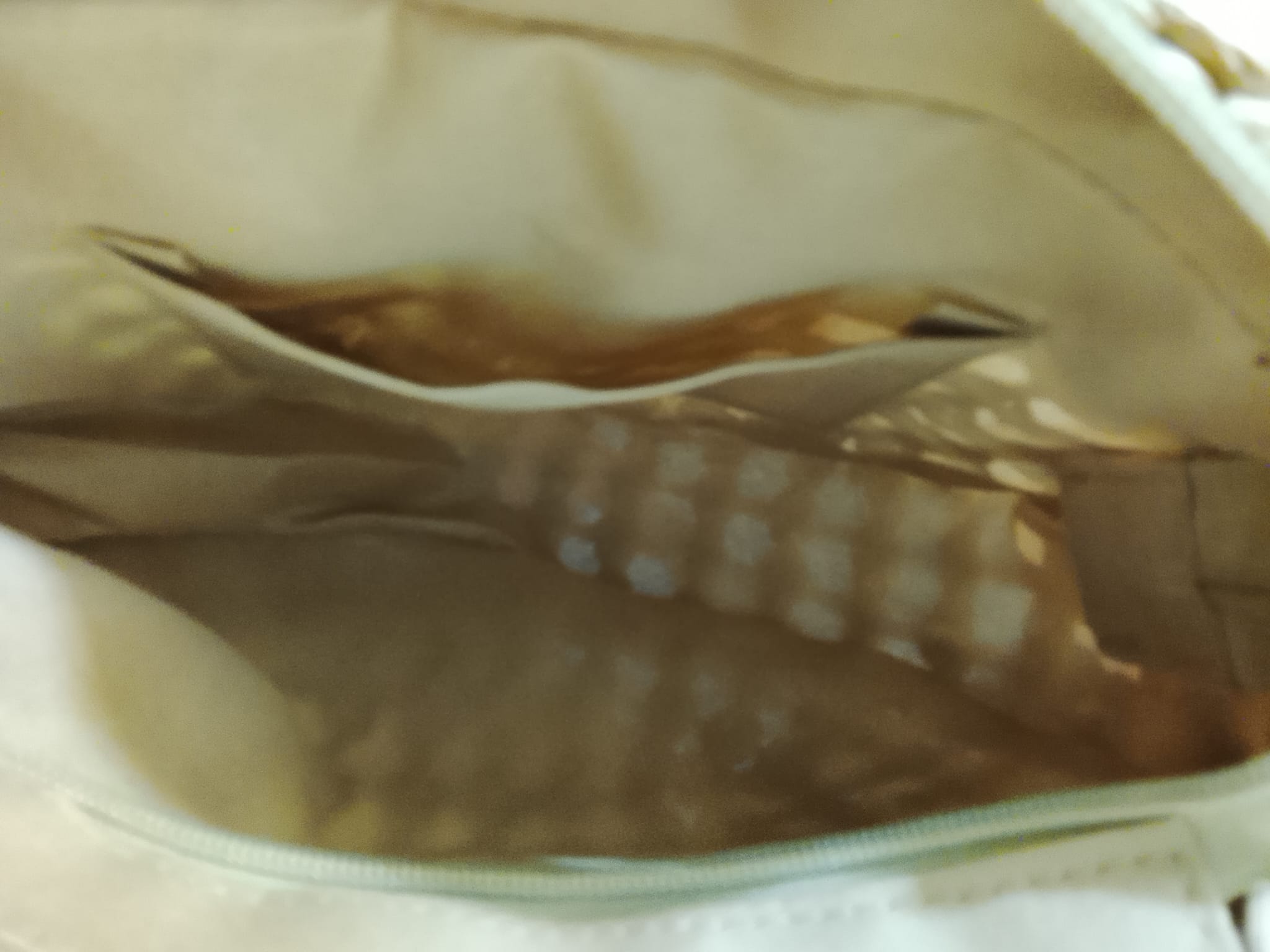 Sac bandoulière Rovinj en raphia ajouré naturel avec détails camel et bandoulière réglable
