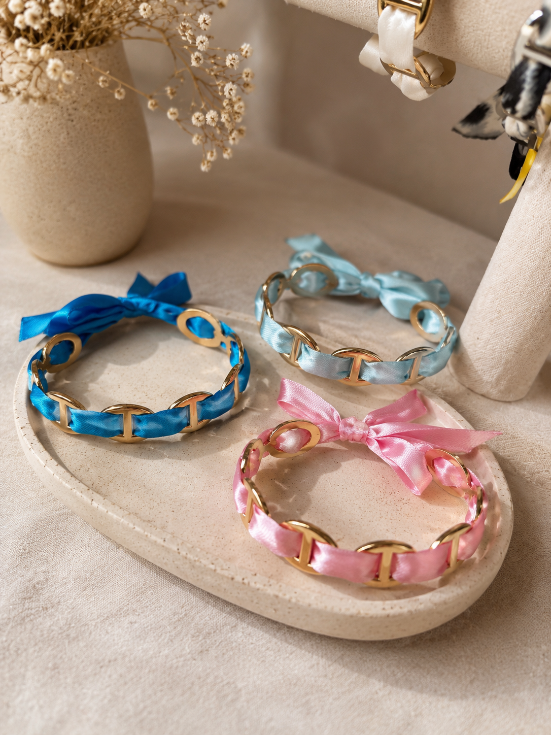 Bracelet Altea en ruban satiné coloré avec maillons dorés, bijou femme ajustable élégant et tendance.