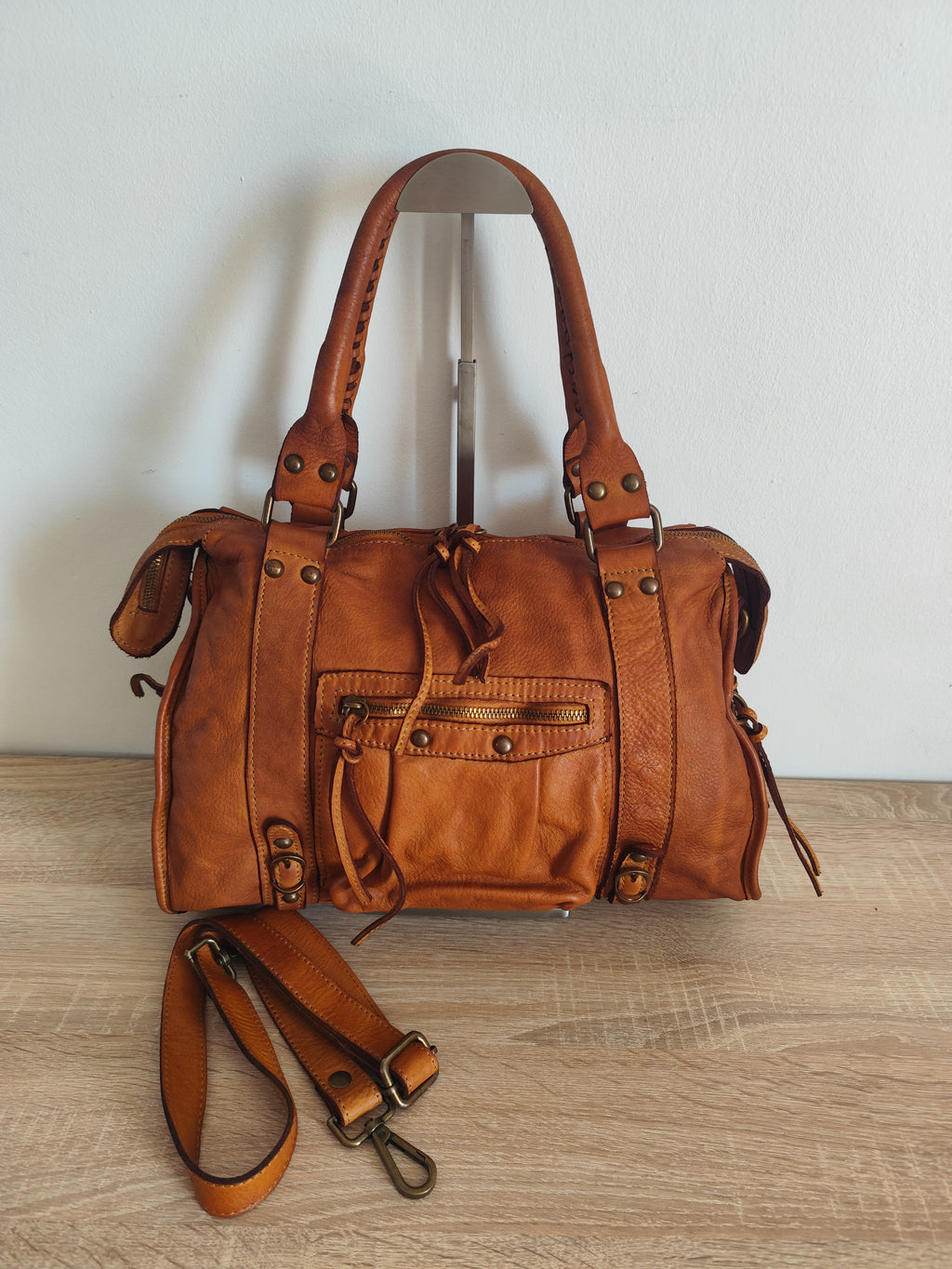 Sac à main femme en cuir véritable vintage camel avec bandoulière amovible et poche zippée avant.