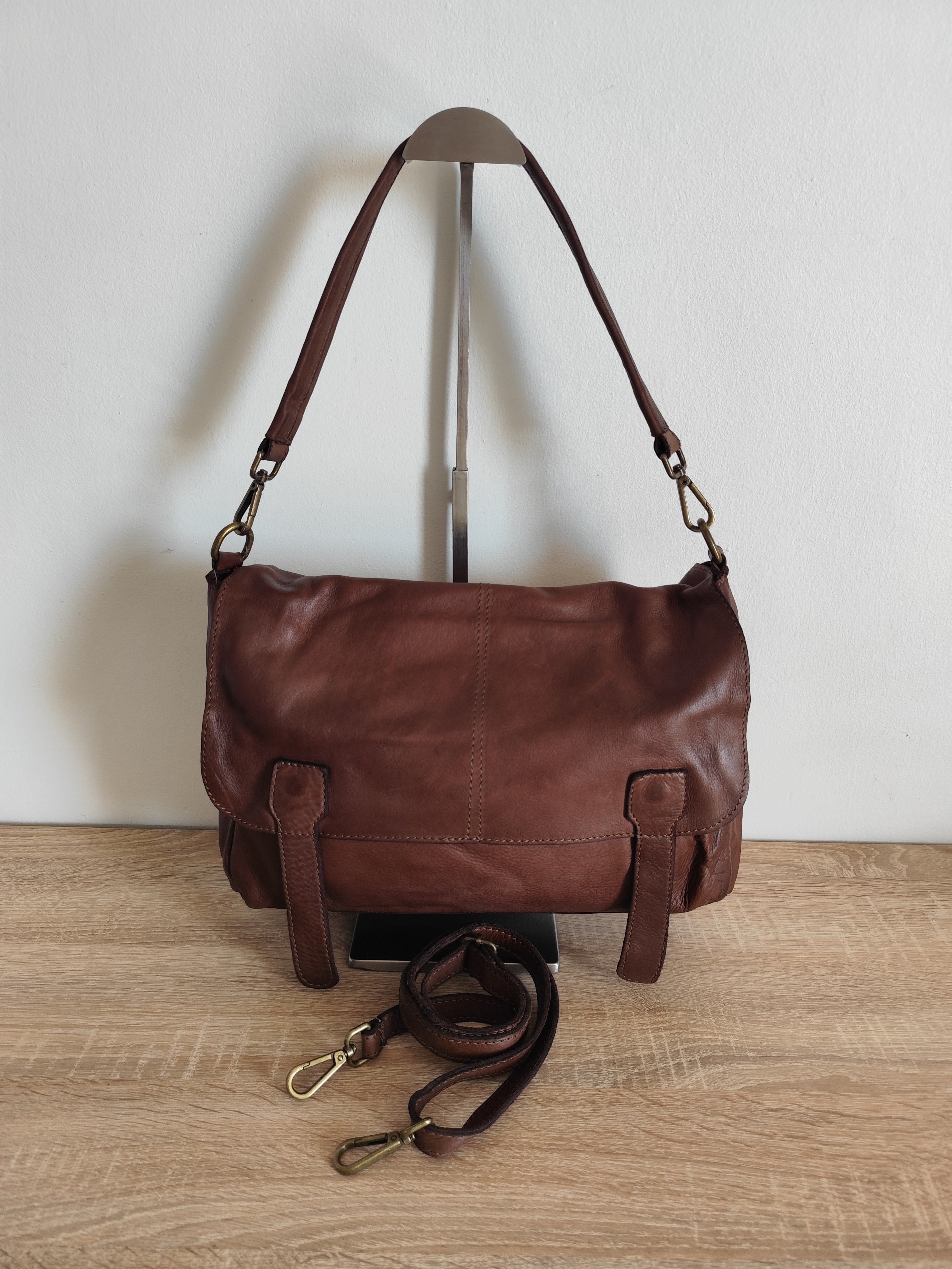 Sac besace femme Matera en cuir vintage marron véritable d'Italie 35 × 26 × 10 cm avec bandoulière réglable.