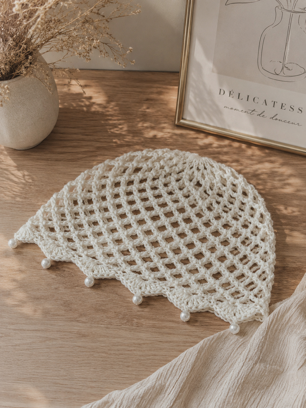 Bonnet en crochet blanc avec perles, style bohème chic.