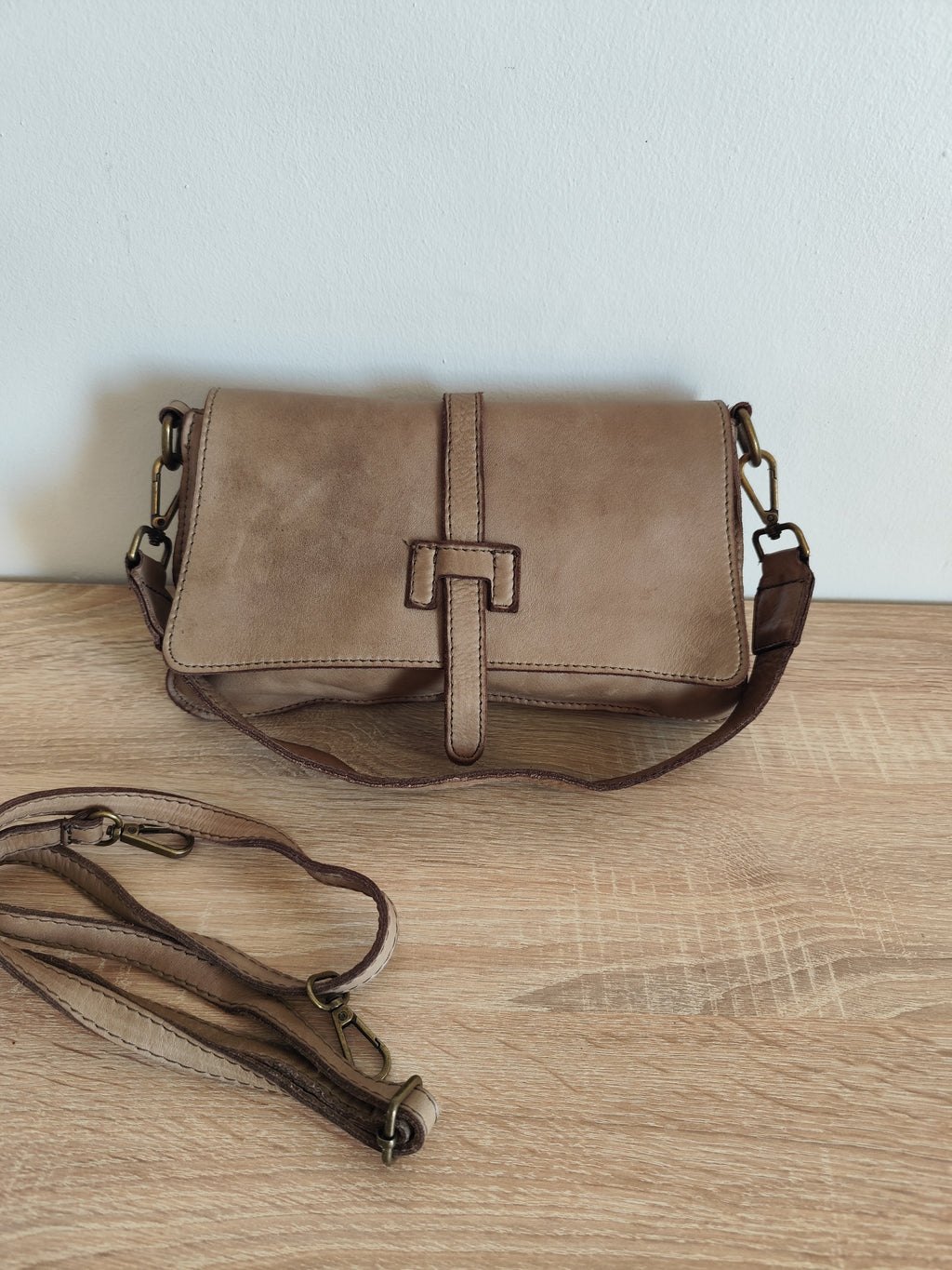 Sac en cuir vintage taupe Norea – Sac bandoulière femme en cuir italien