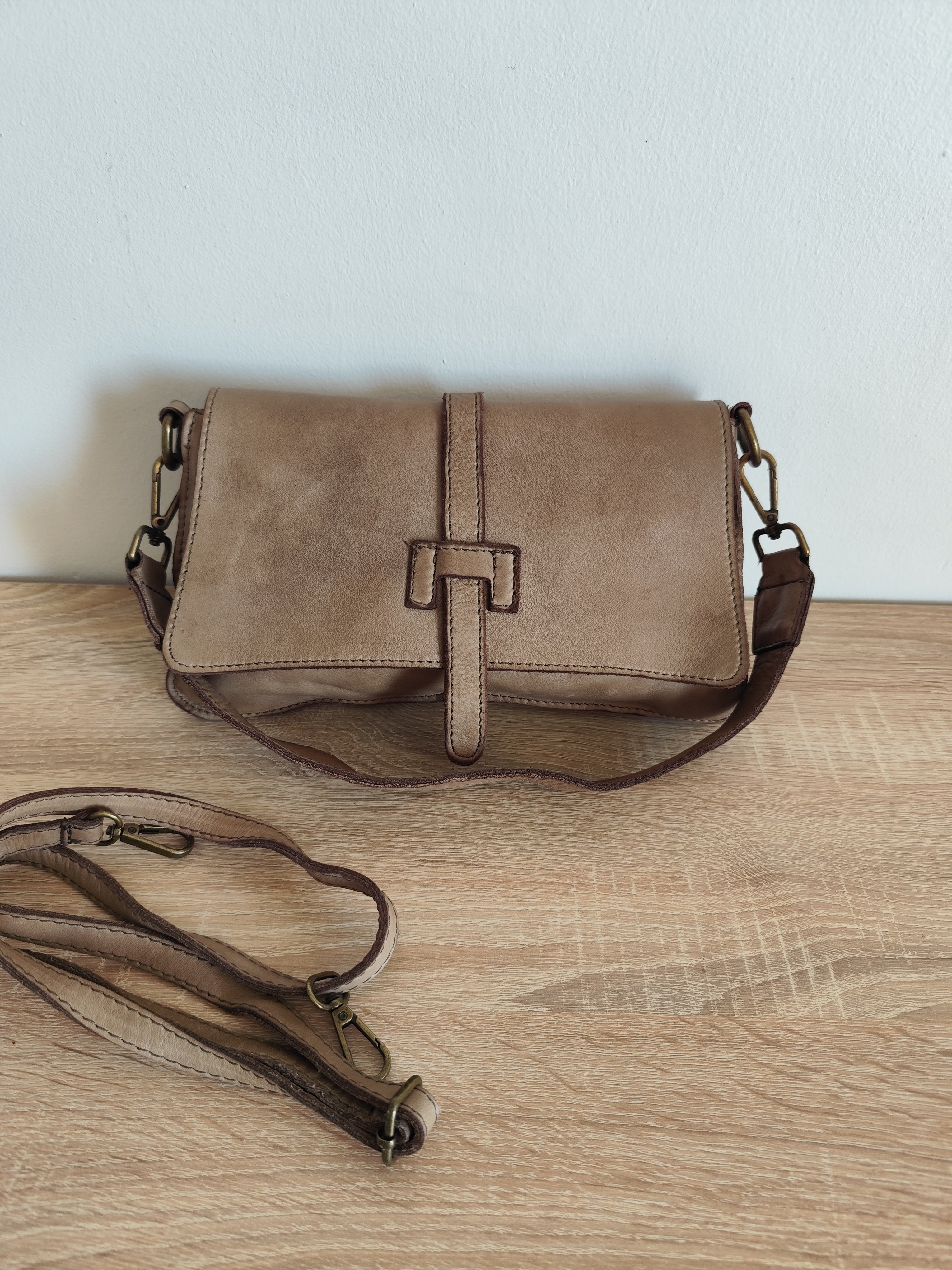 Sac en cuir vintage taupe Norea – Sac bandoulière femme en cuir italien