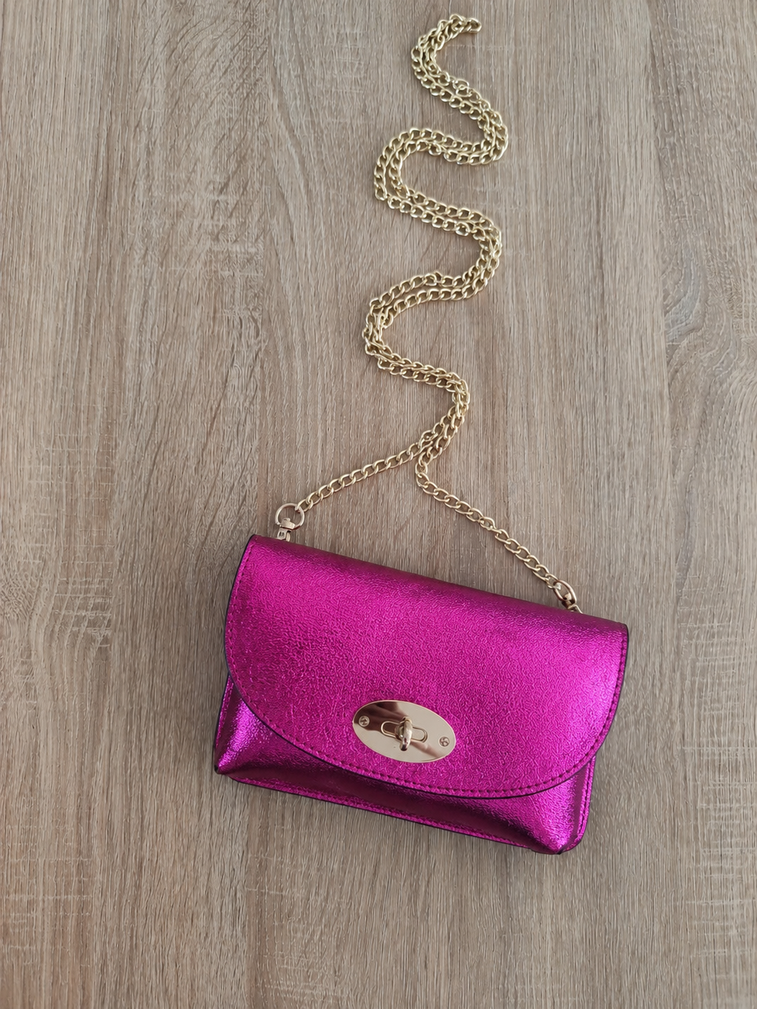 Sac bandoulière en cuir métallisé pour femme avec chaîne dorée, modèle Positano 18 × 11 cm, disponible en plusieurs coloris.