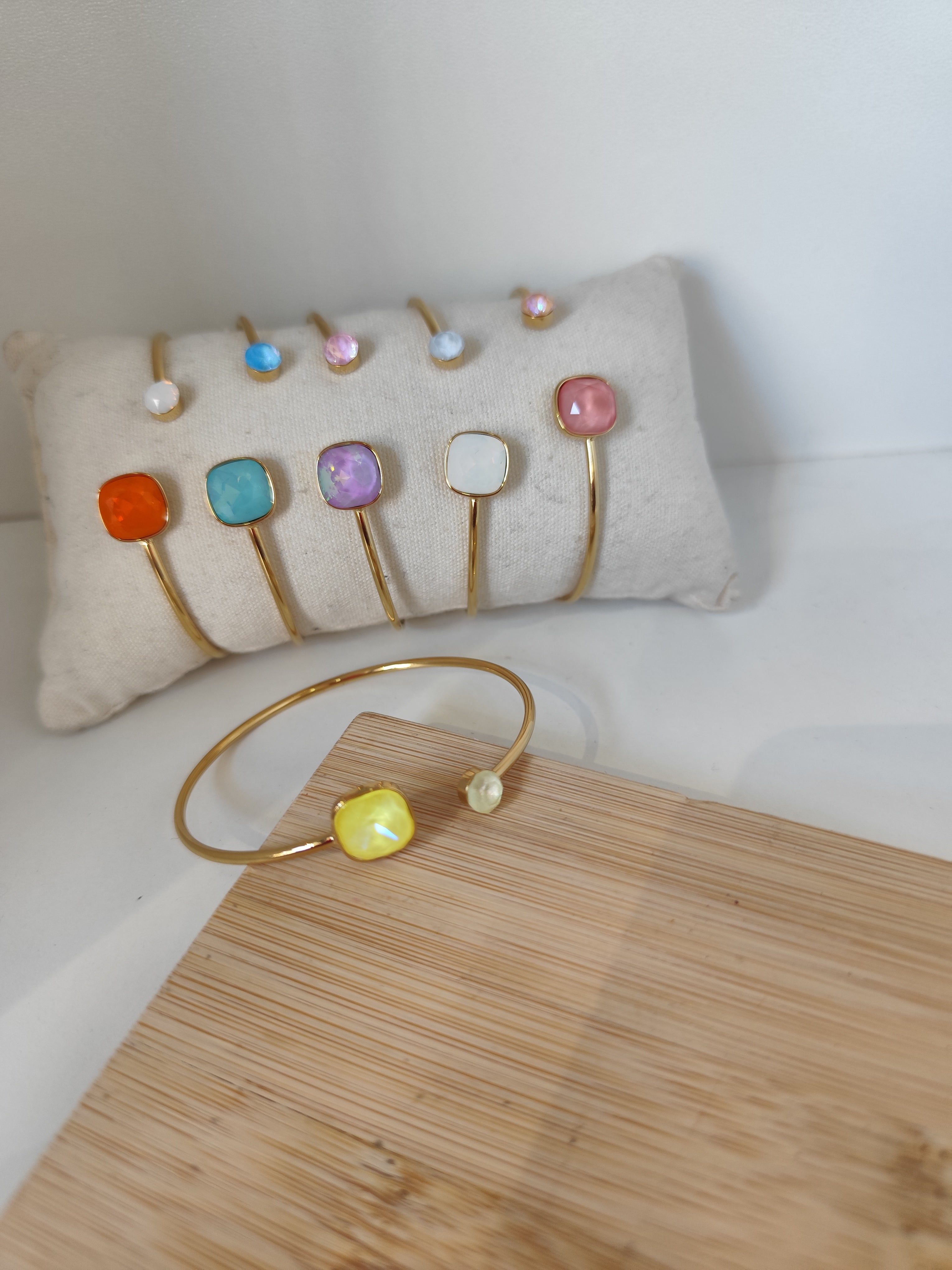 Bracelet jonc doré en acier inoxydable avec pierre carrée colorée ajustable pour femme.