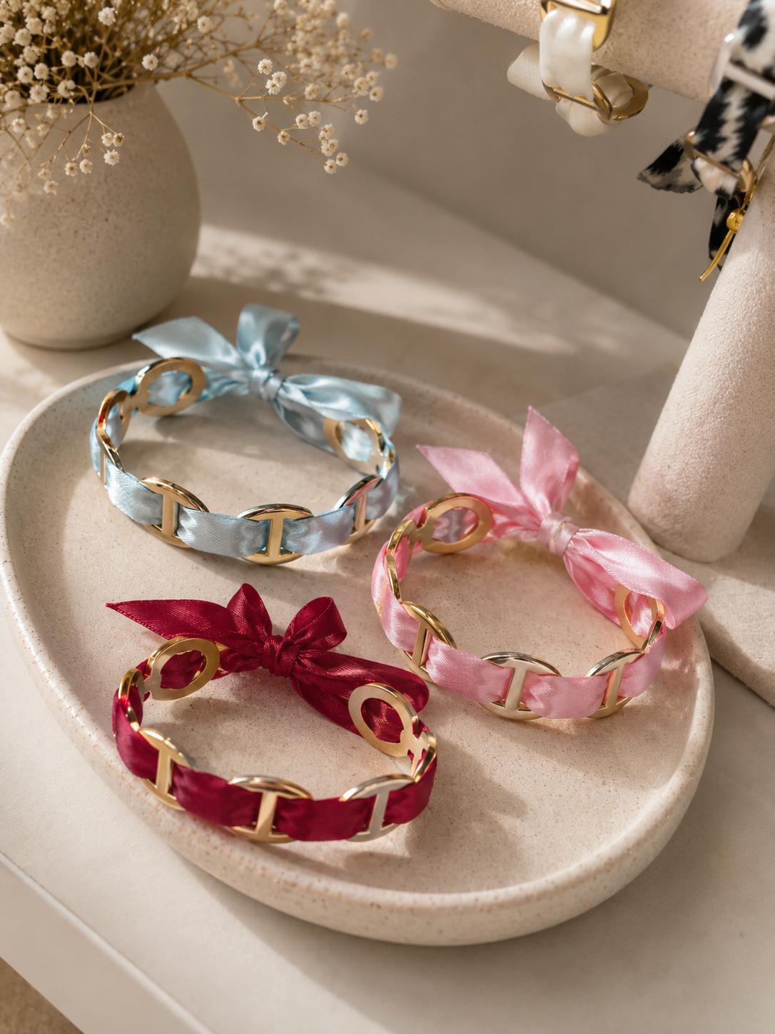 Bracelet Altea en ruban satiné coloré avec maillons dorés, bijou femme ajustable élégant et tendance.