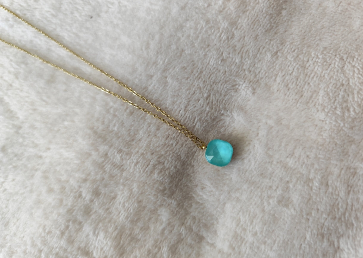 Collier Nerja en acier inoxydable doré avec pendentif en pierre facettée colorée turquoise disponible en plusieurs coloris.