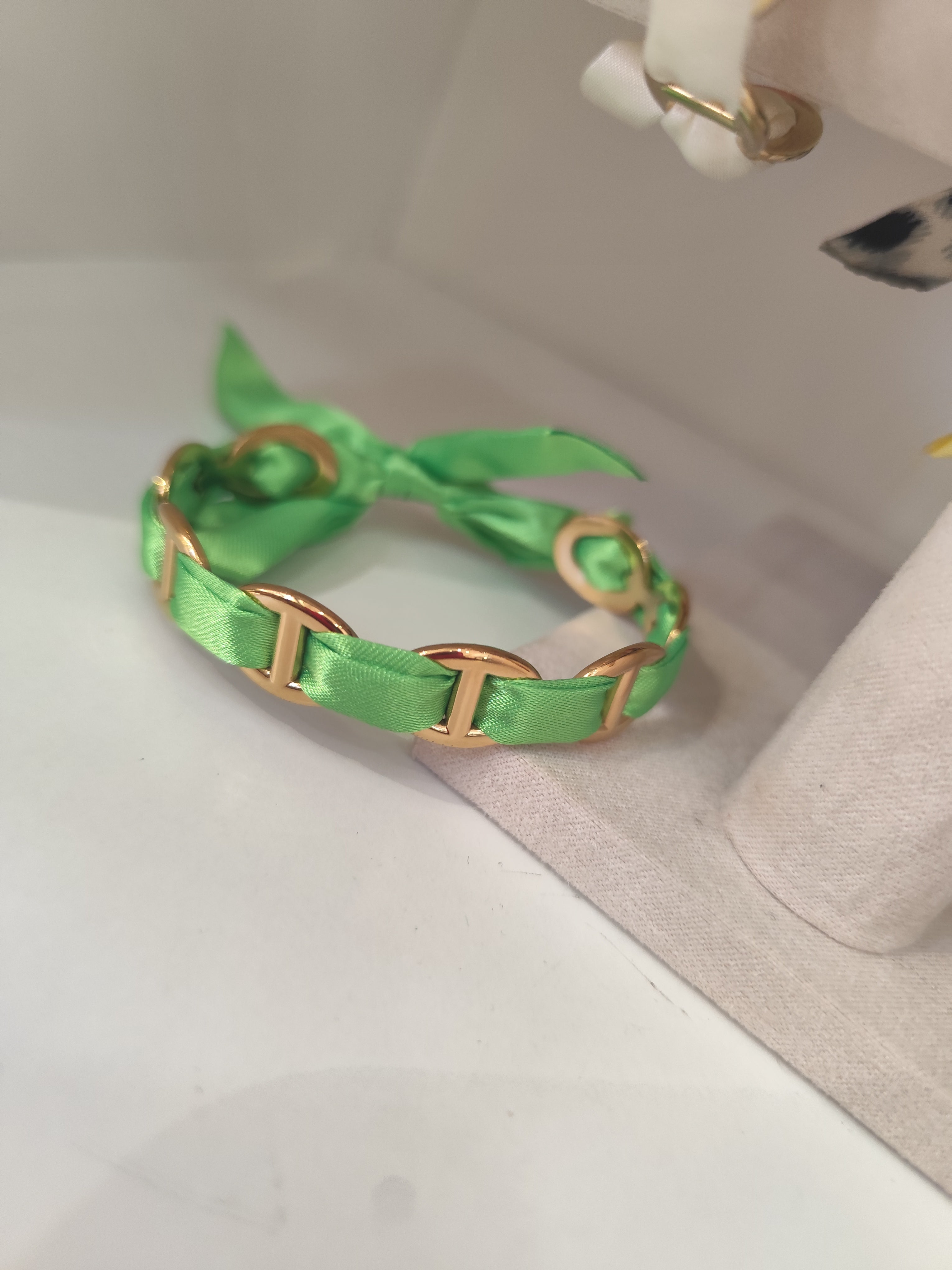 Bracelet Altea – Bracelet ruban satiné à maillons dorés ajustable