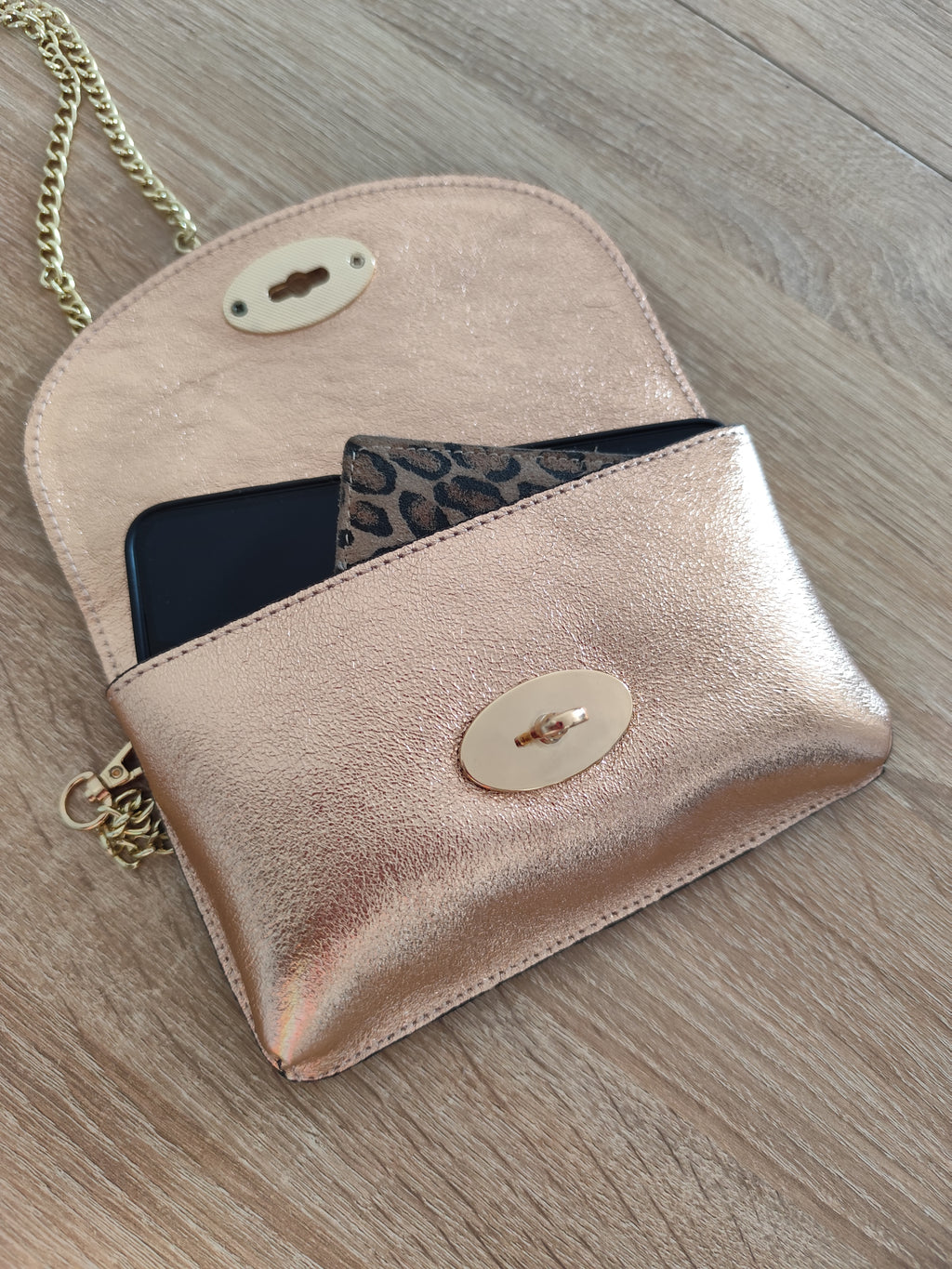 Sac bandoulière en cuir métallisé pour femme avec chaîne dorée, modèle Positano 18 × 11 cm, disponible en plusieurs coloris.