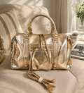 Sac de cours ou de voyage en cuir métallisé doré, style duffle bag, avec bandoulière amovible et finitions dorées, design élégant et spacieux