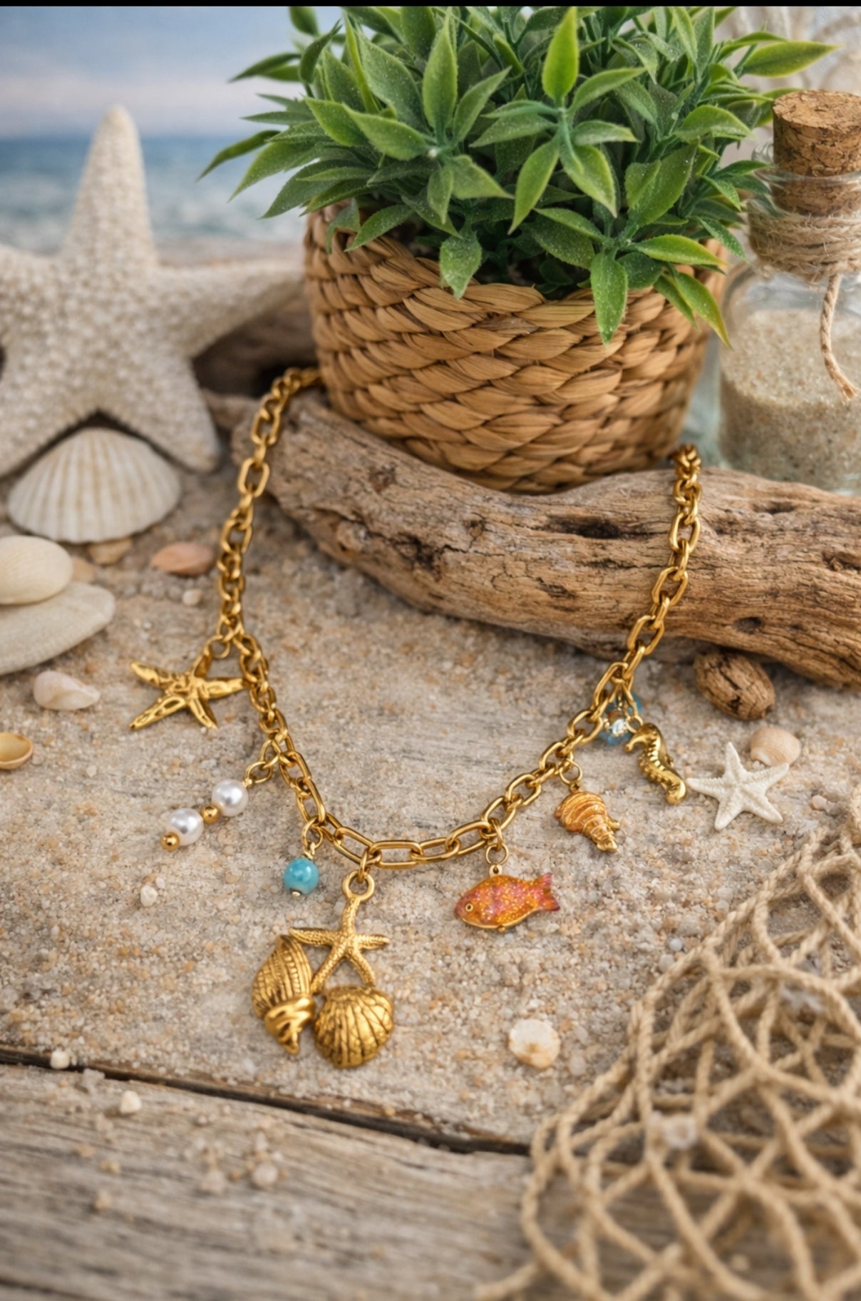 Collier Positano acier inoxydable doré femme avec charms marins, coquillages, étoile de mer, poisson, hippocampe, perles et détails turquoise.