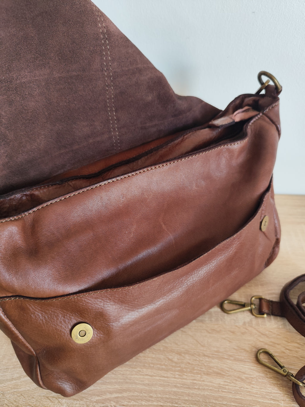 Sac besace cuir vintage marron Matera – Sac bandoulière femme en cuir véritable d'Italie 35 × 26 × 10 cm