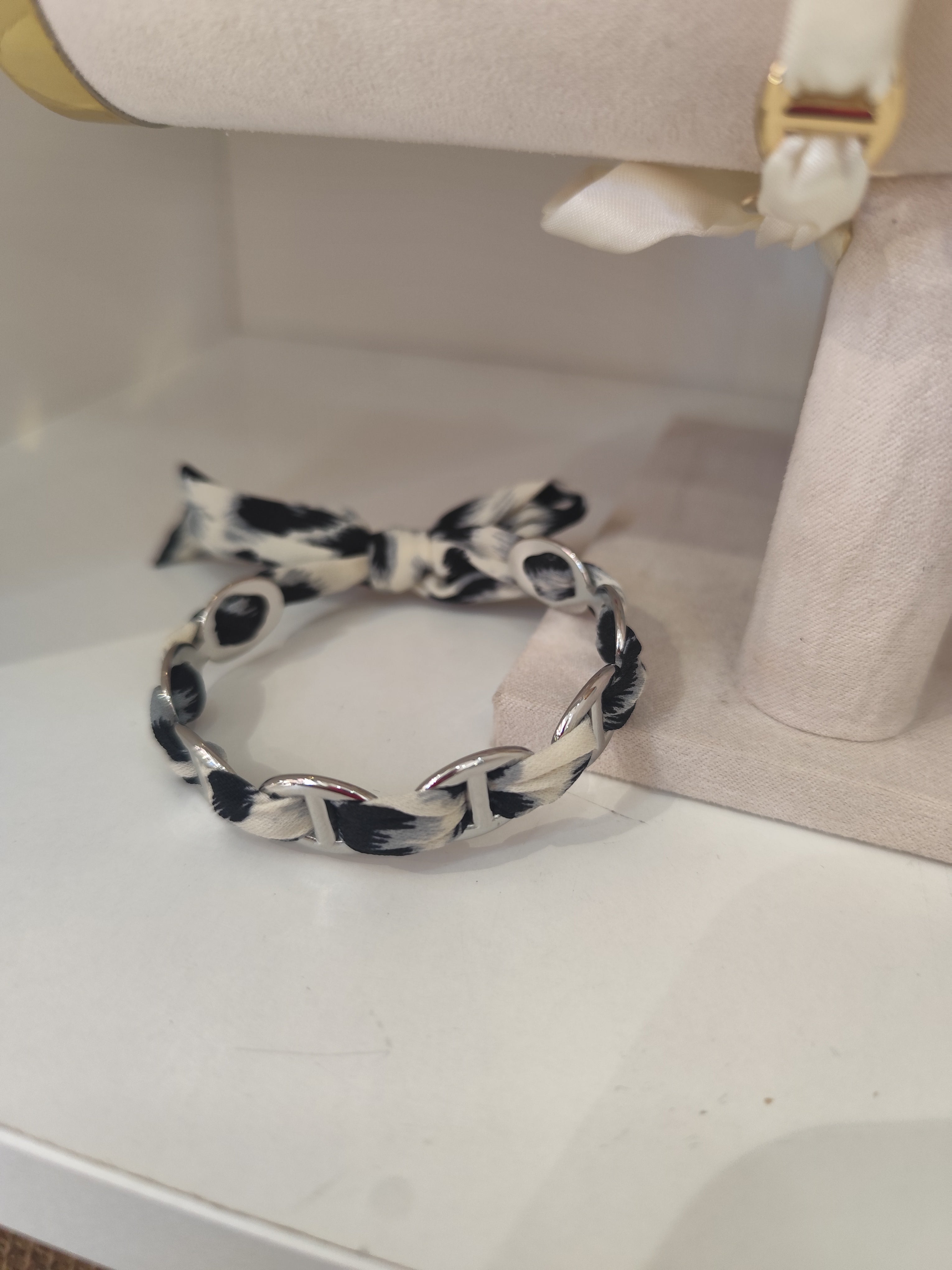 Bracelet Altea – Bracelet ruban satiné à maillons dorés ajustable