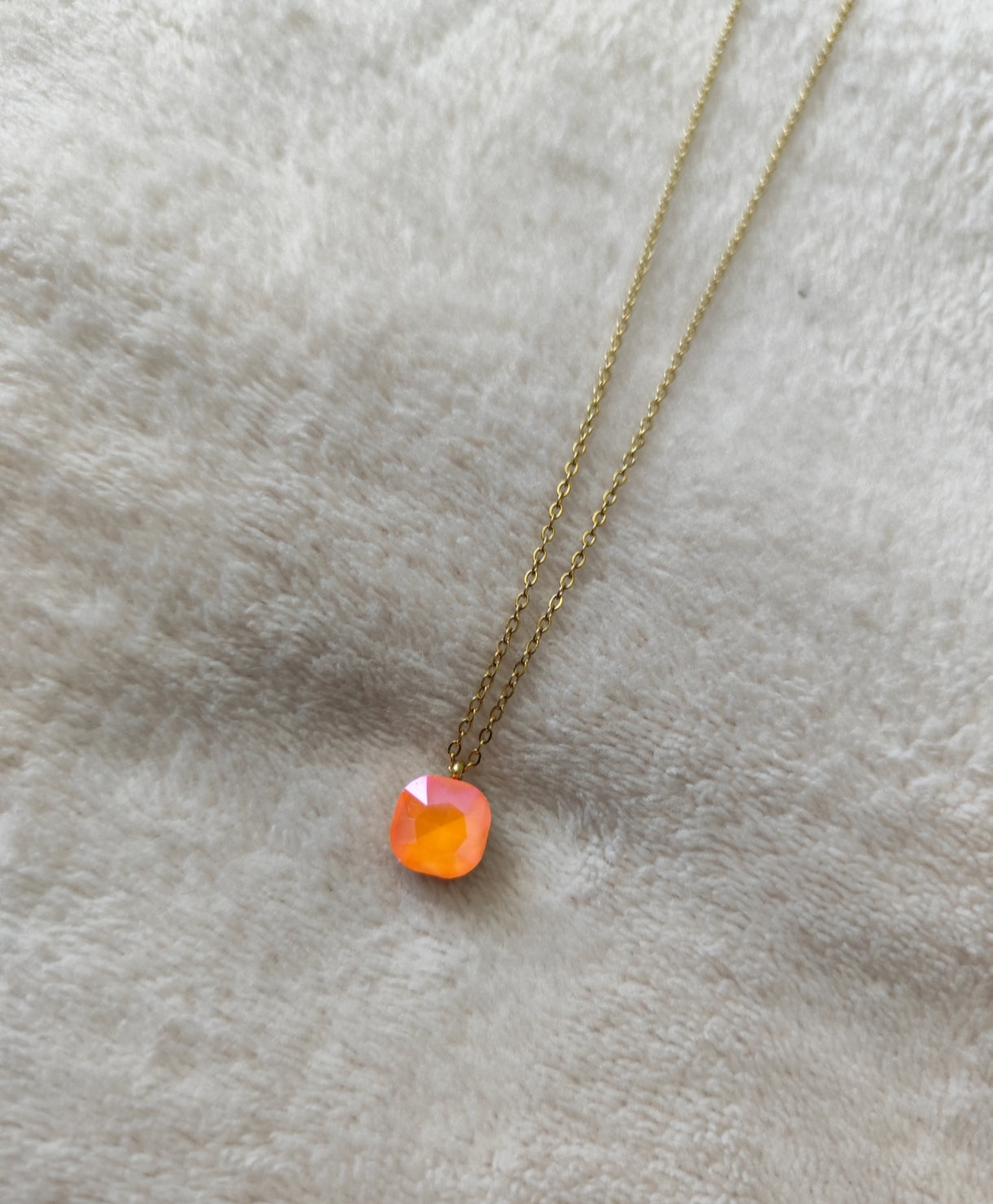 Collier Nerja en acier inoxydable doré avec pendentif en pierre facettée colorée corail  disponible en plusieurs coloris.