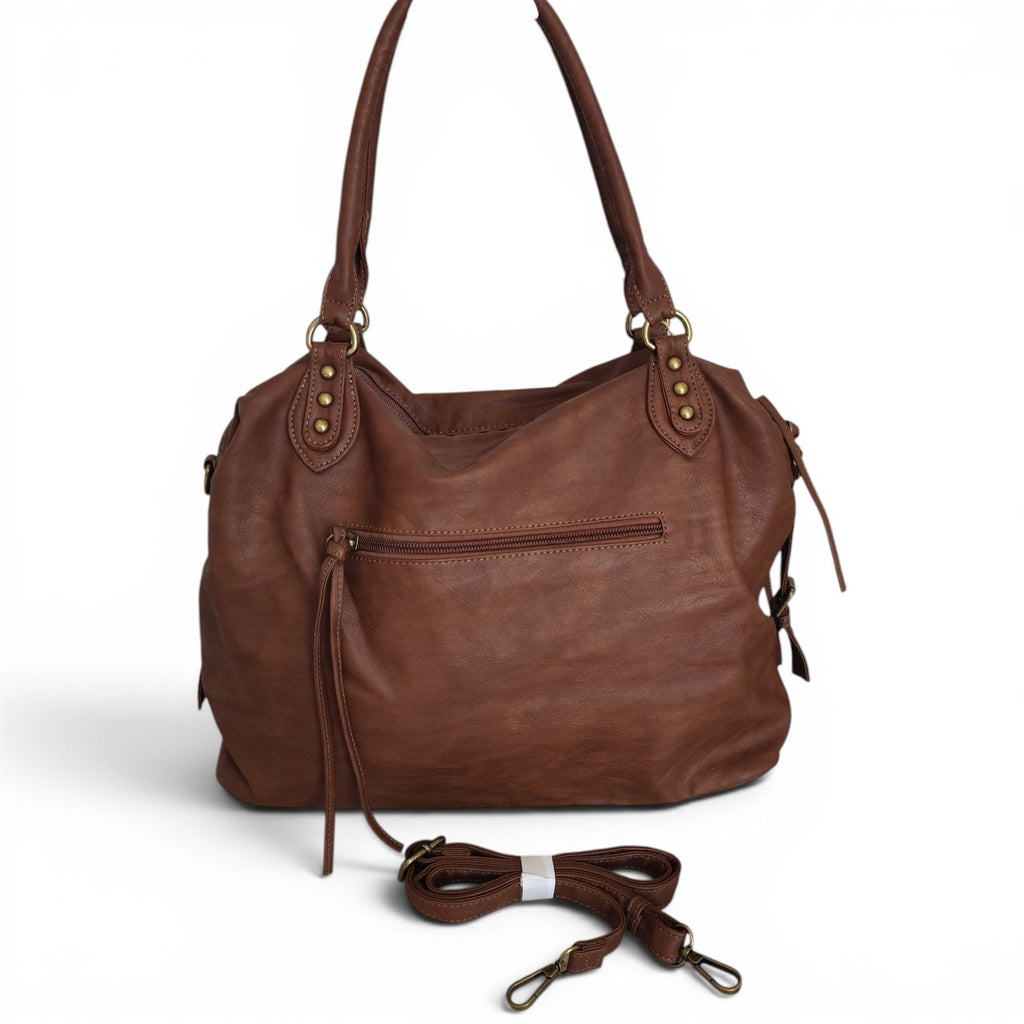 Sac cabas femme Matera camel 38 × 32 × 13 cm en cuir synthétique souple avec bandoulière amovible et multiples poches.
