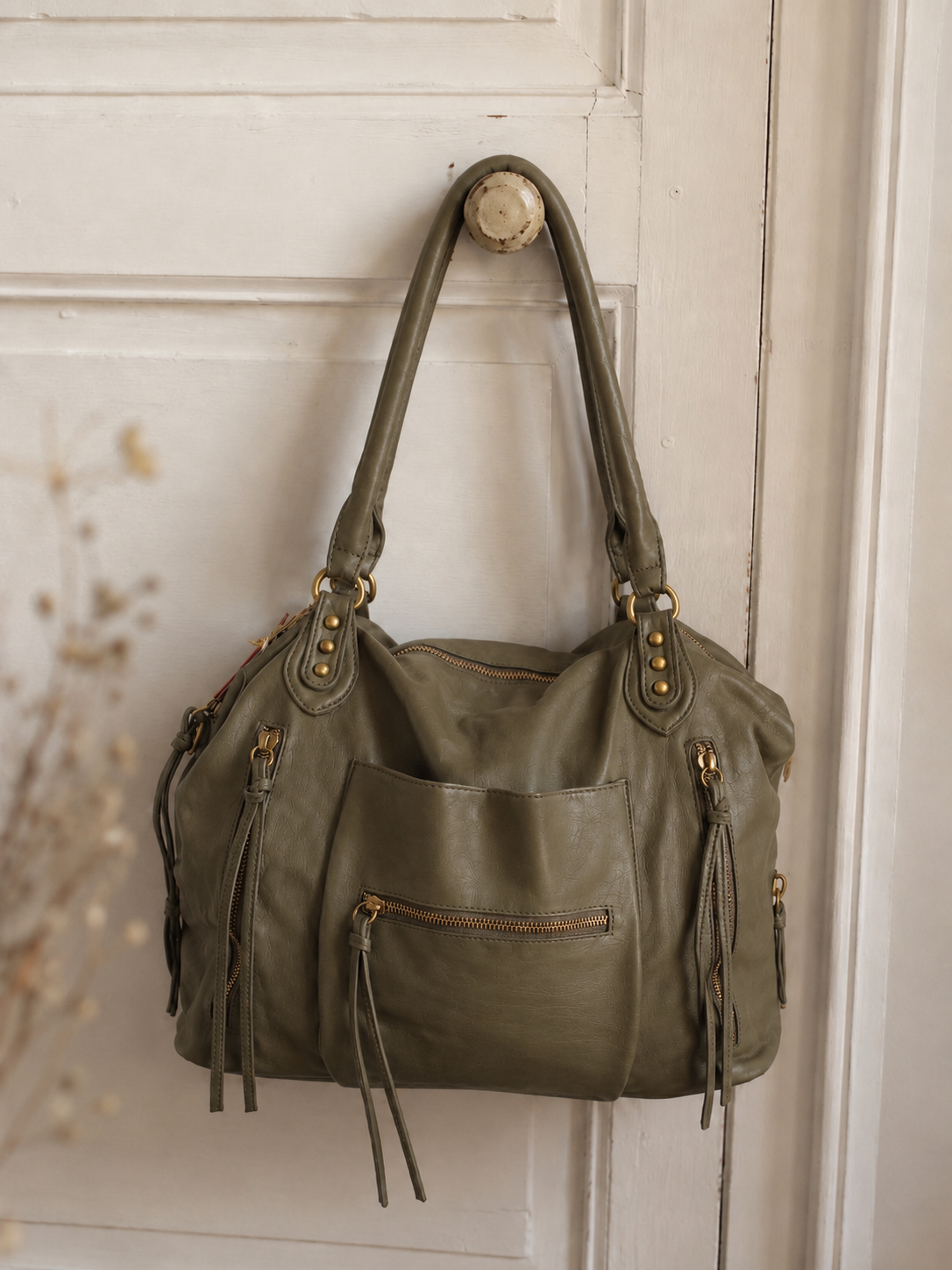 Sac cabas femme Matera kaki 38 × 32 × 13 cm en cuir synthétique souple avec bandoulière amovible et multiples poches.