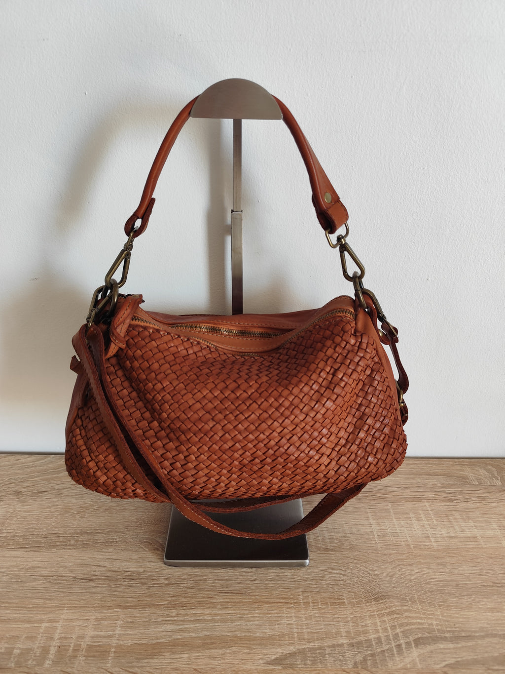 Sac en cuir tressé cognac Syracuse en cuir vintage d'Italie avec bandoulière réglable et double fermeture zippée.