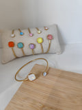 Bracelet jonc doré en acier inoxydable avec pierre carrée colorée ajustable pour femme.