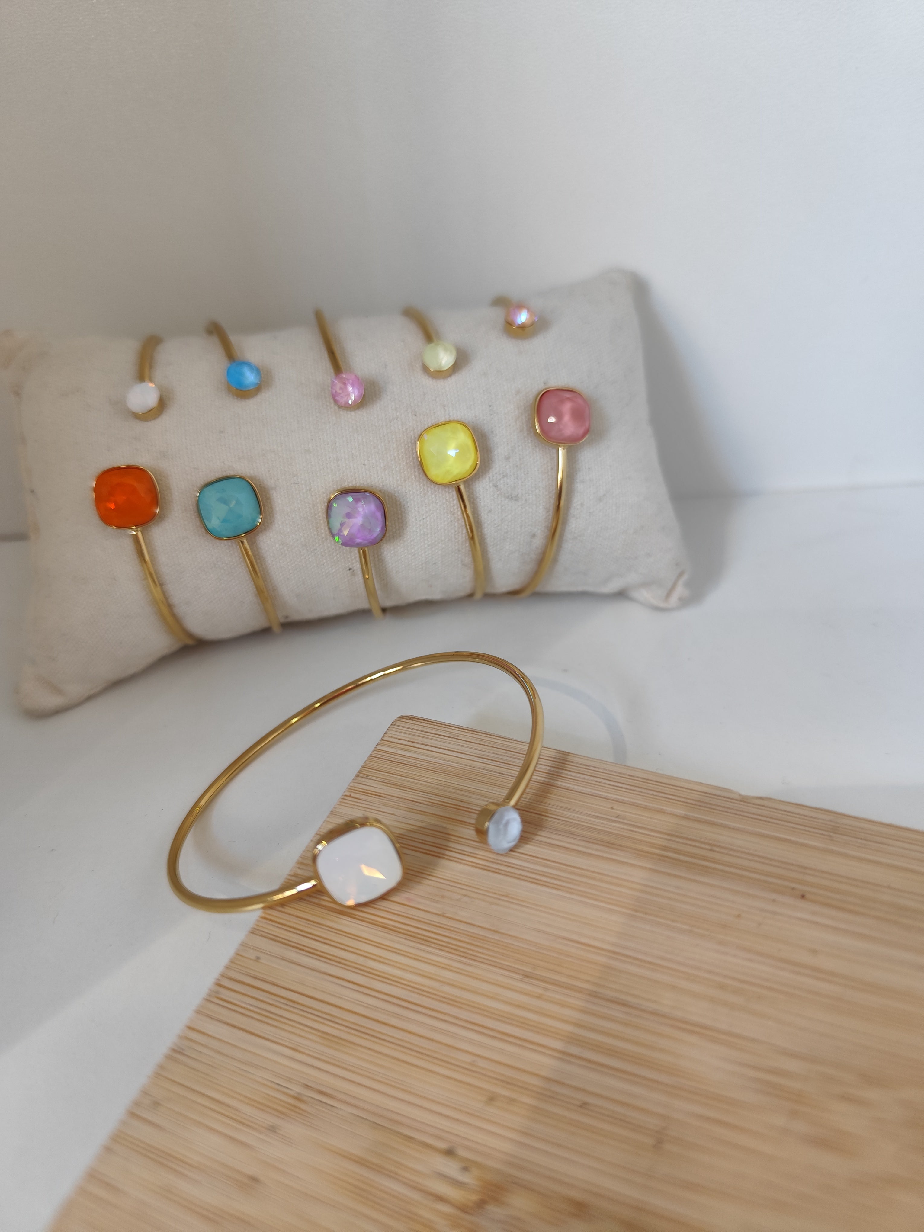 Bracelet jonc doré en acier inoxydable avec pierre carrée colorée ajustable pour femme.