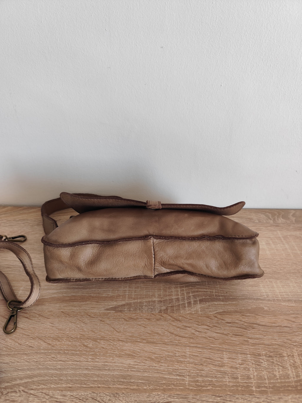 Sac en cuir vintage taupe Norea – Sac bandoulière femme en cuir italien