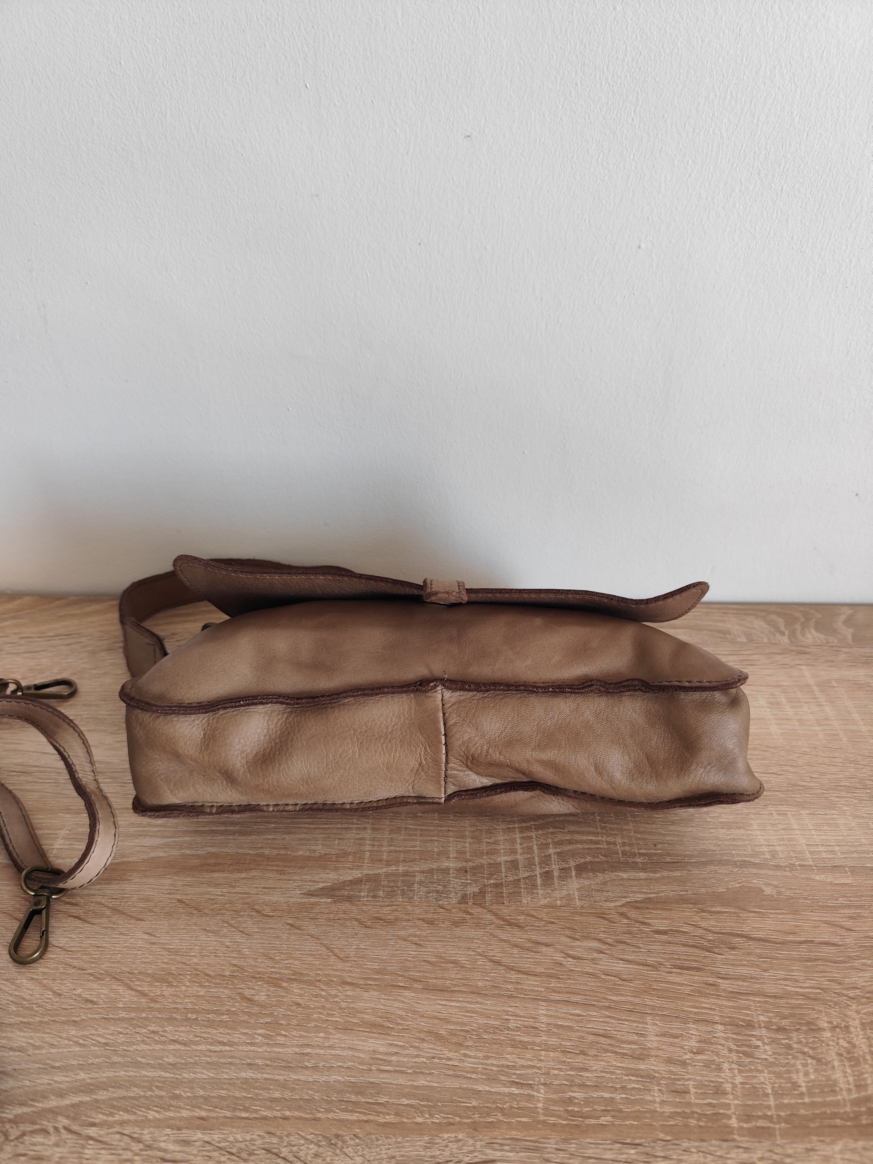 Sac en cuir vintage taupe Norea – Sac bandoulière femme en cuir italien
