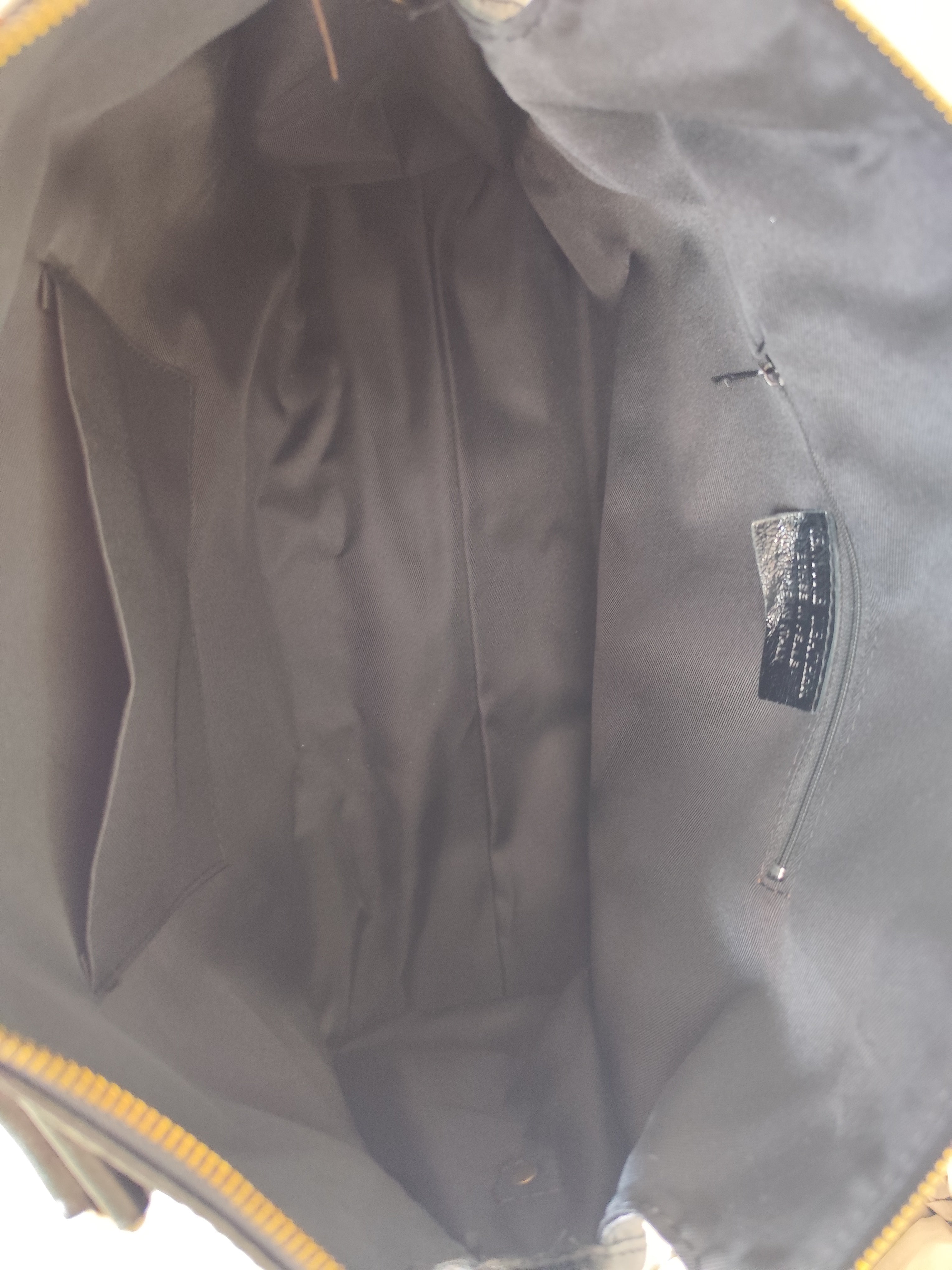 Sac de cours femme grand format A4 avec bandoulière amovible, fermeture zippée, poche avant zippée, style urbain chic, idéal pour le travail, les études et un usage quotidien.