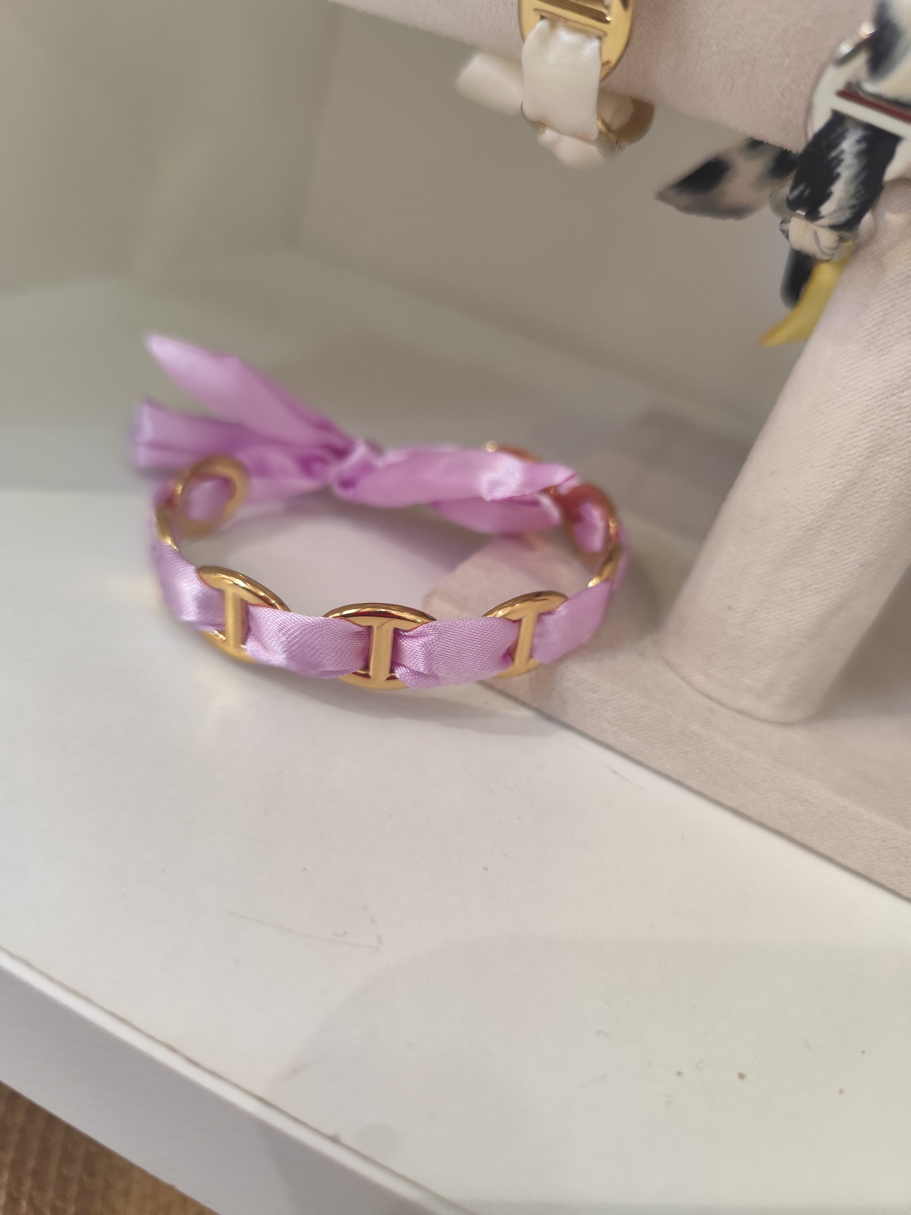 Bracelet Altea – Bracelet ruban satiné à maillons dorés ajustable