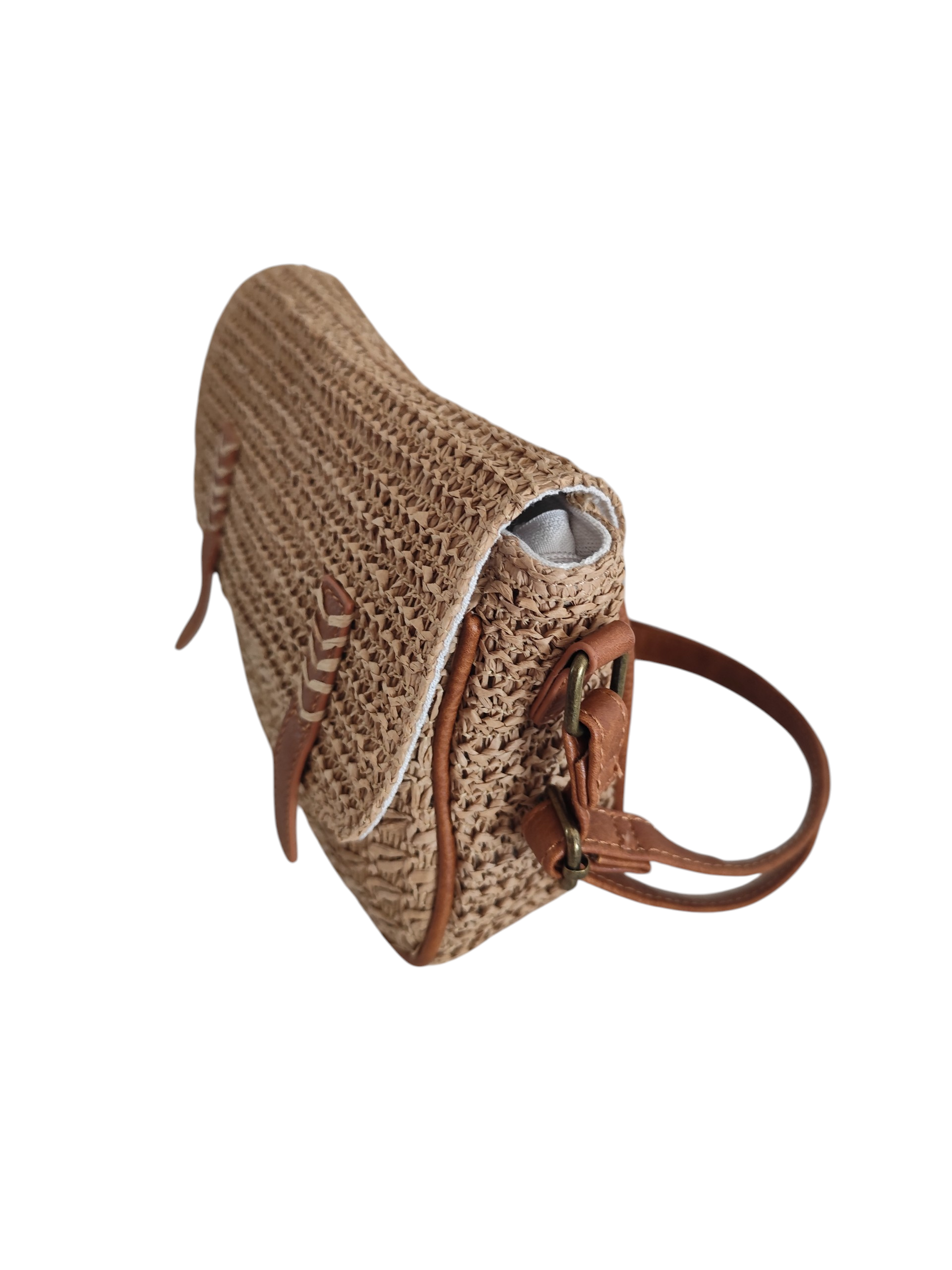 Sac bandoulière Cadaqués en raphia tressé beige mise en scène bohème 