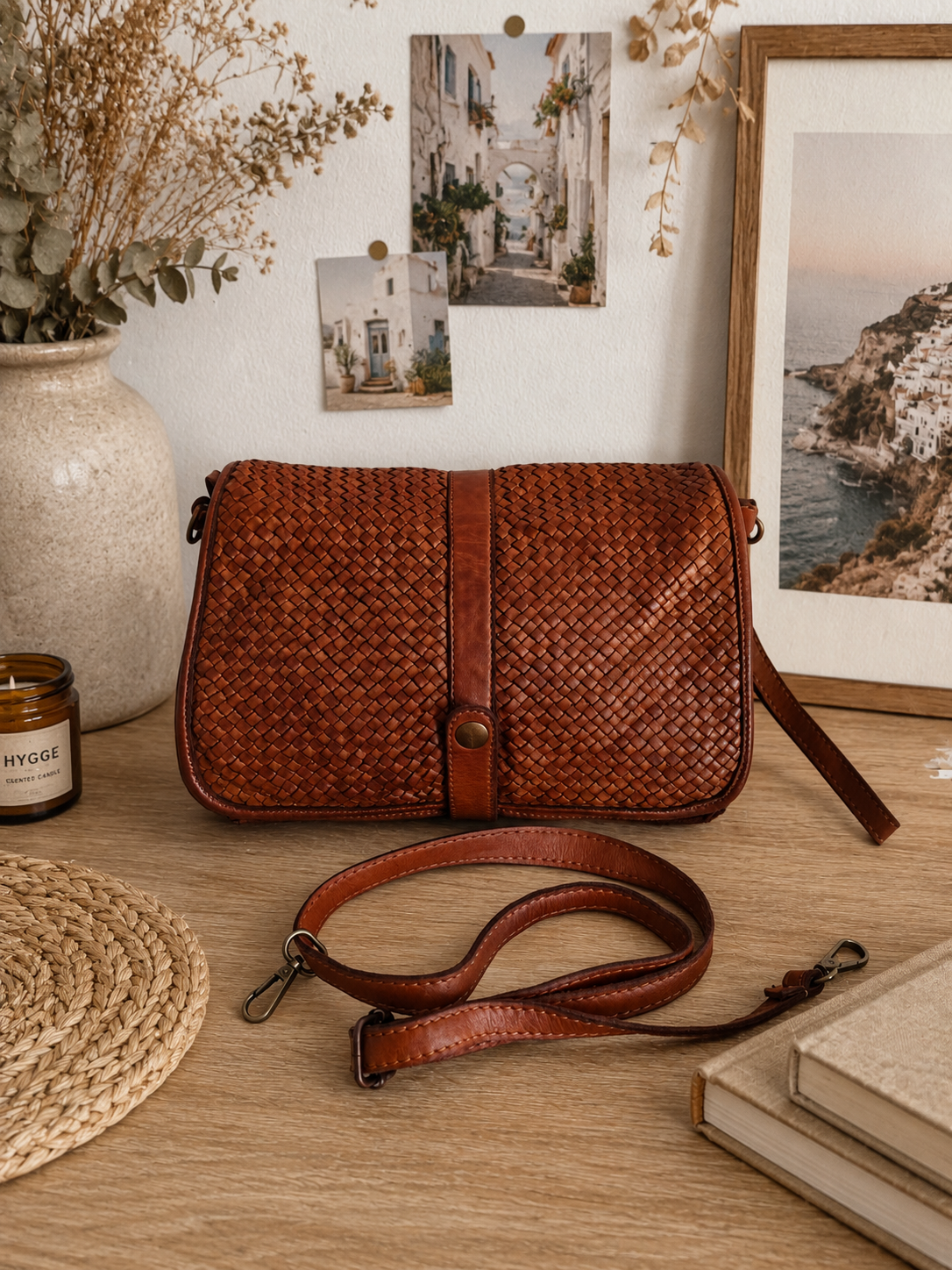 Sac bandoulière femme en cuir tressé cognac vintage d'Italie modèle Lecce 30 × 22 × 7 cm.