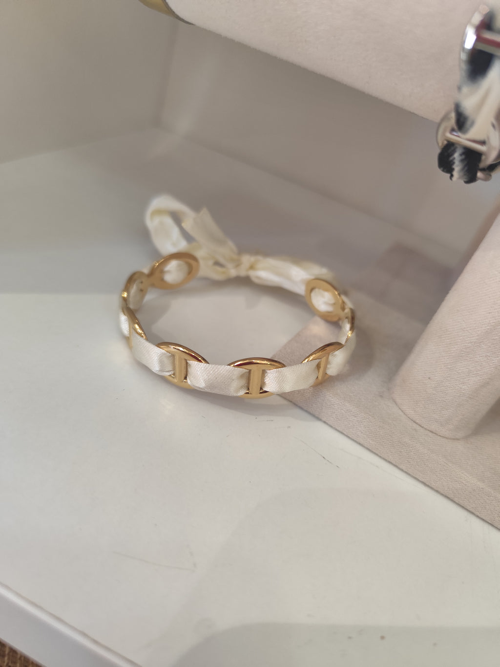 Bracelet Altea – Bracelet ruban satiné à maillons dorés ajustable