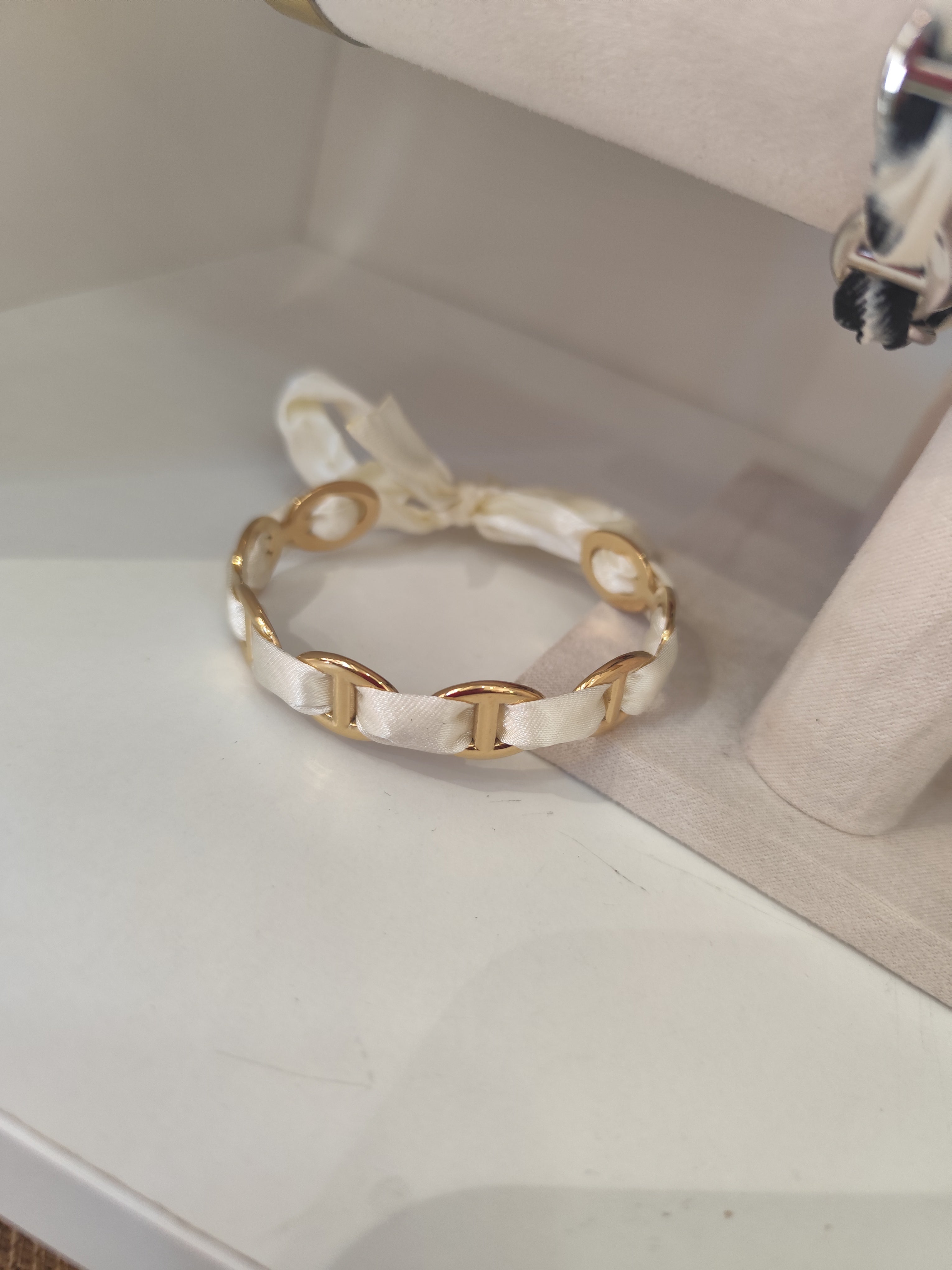 Bracelet Altea – Bracelet ruban satiné à maillons dorés ajustable