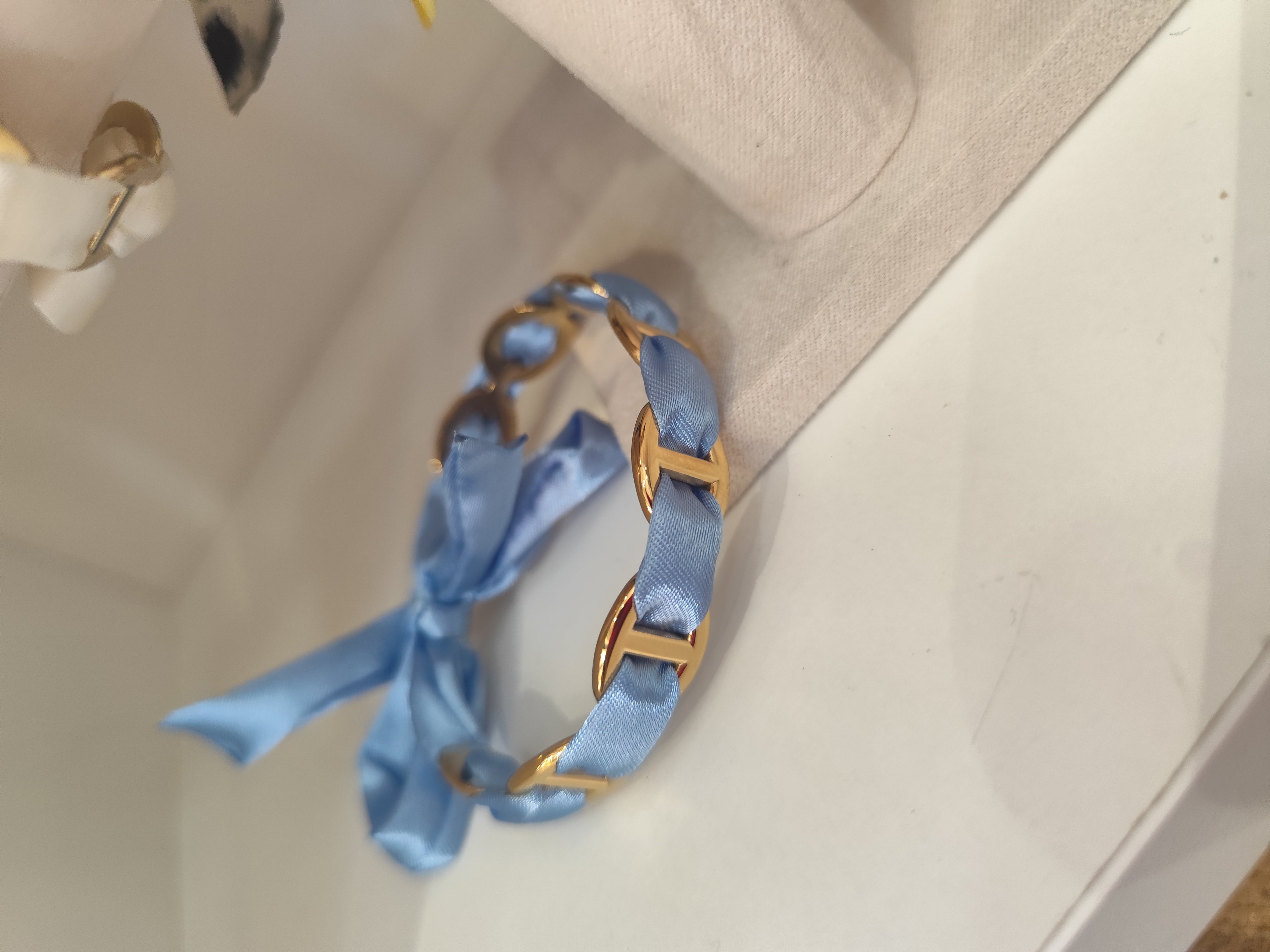 Bracelet Altea – Bracelet ruban satiné à maillons dorés ajustable