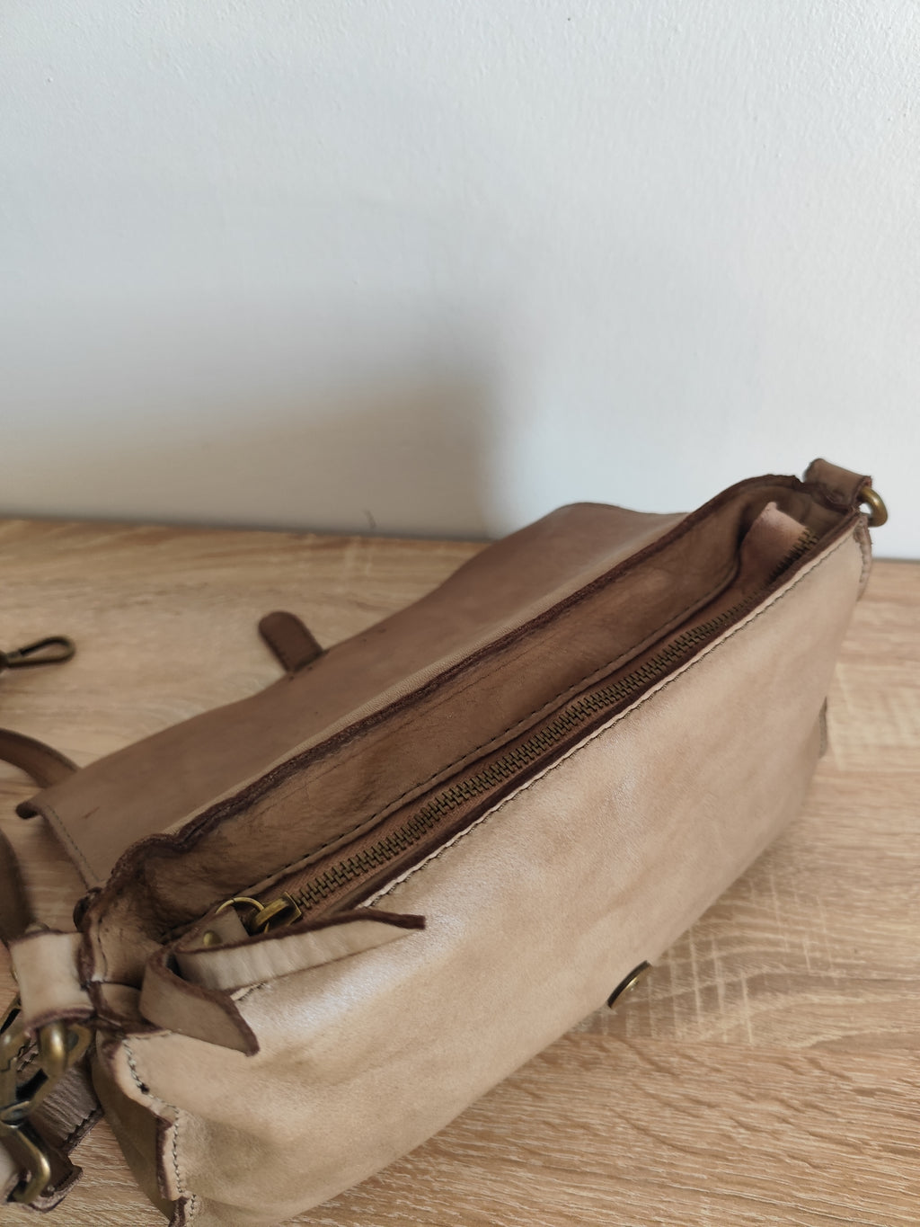 Sac en cuir vintage taupe Norea – Sac bandoulière femme en cuir italien