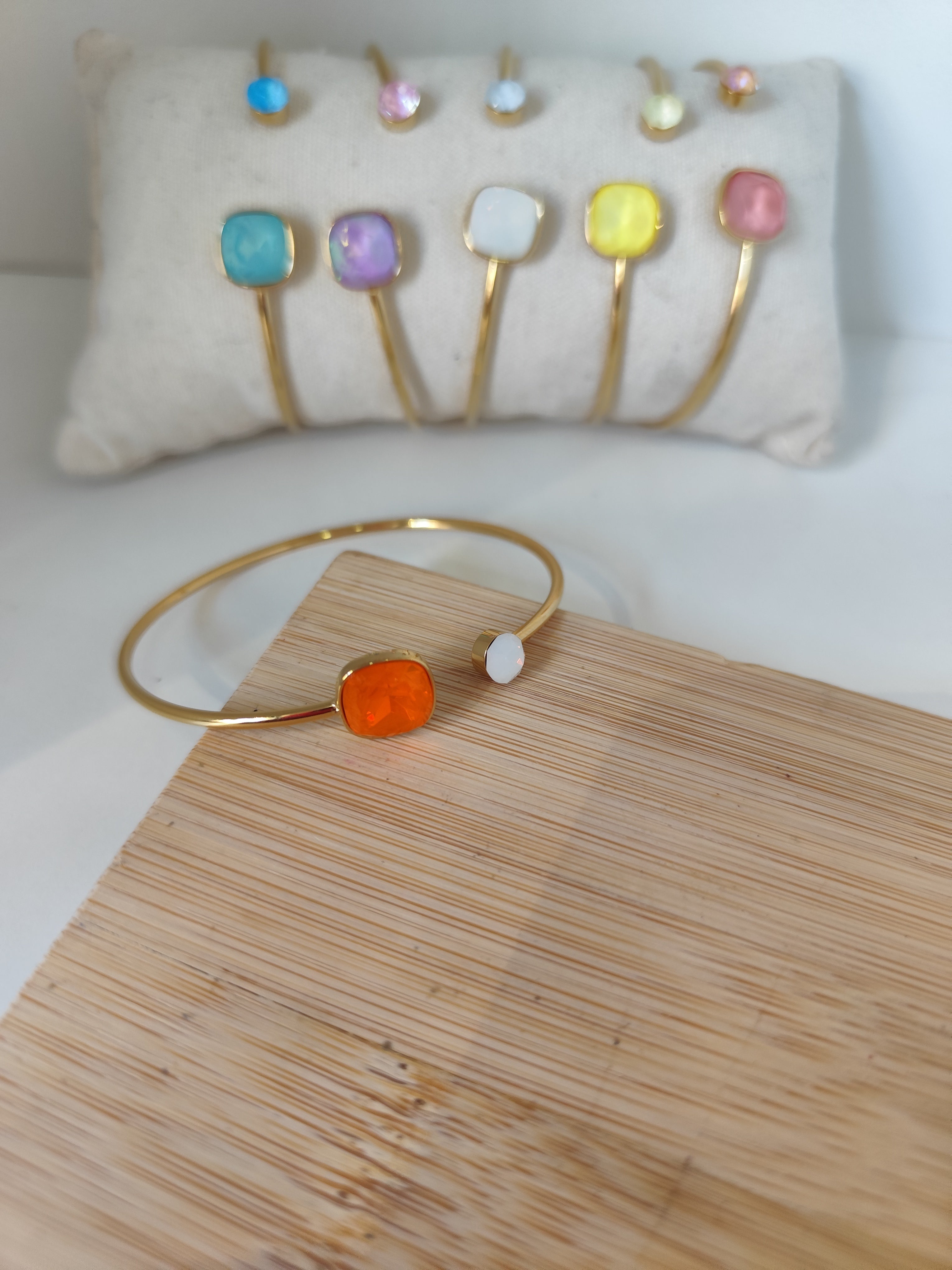Bracelet jonc doré en acier inoxydable avec pierre carrée colorée ajustable pour femme.