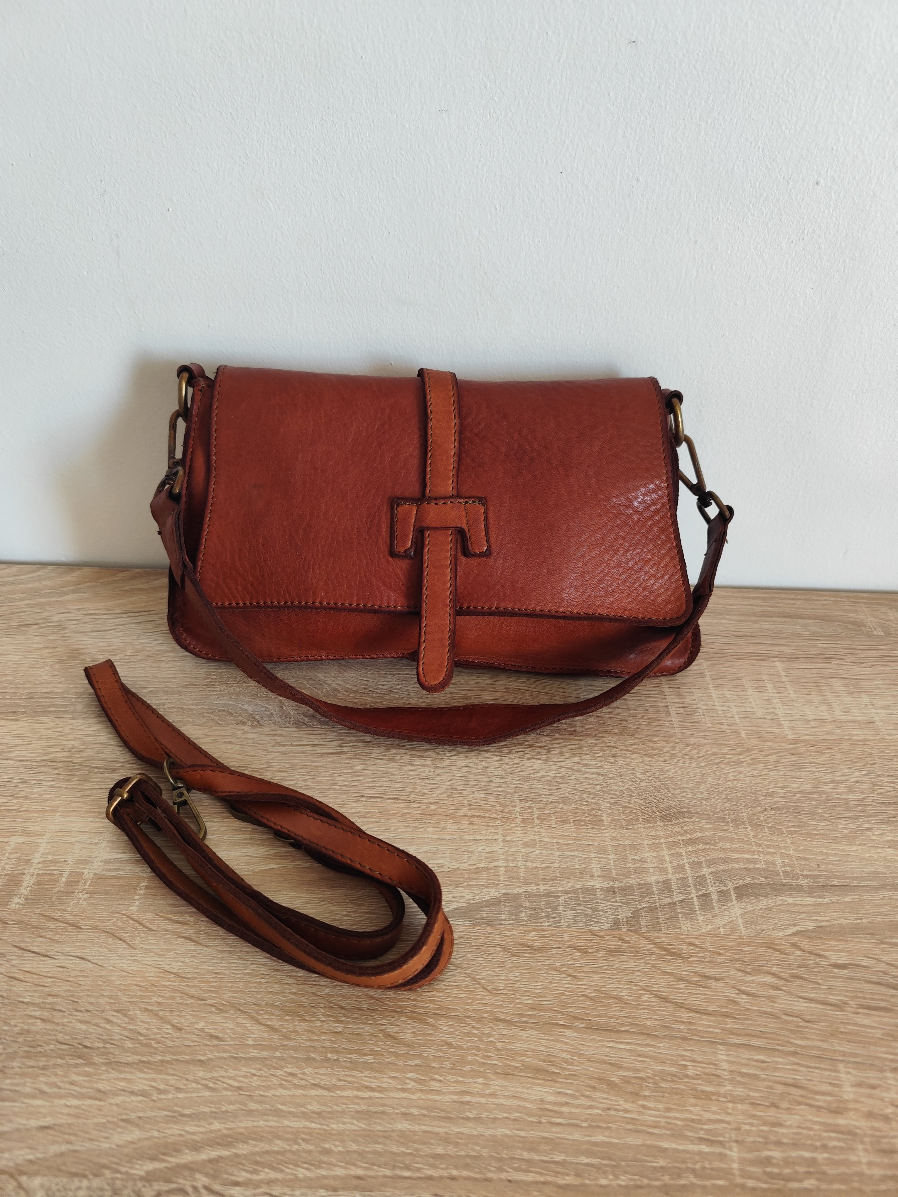 Sac en cuir vintage camel Norea – Sac bandoulière femme en cuir italien