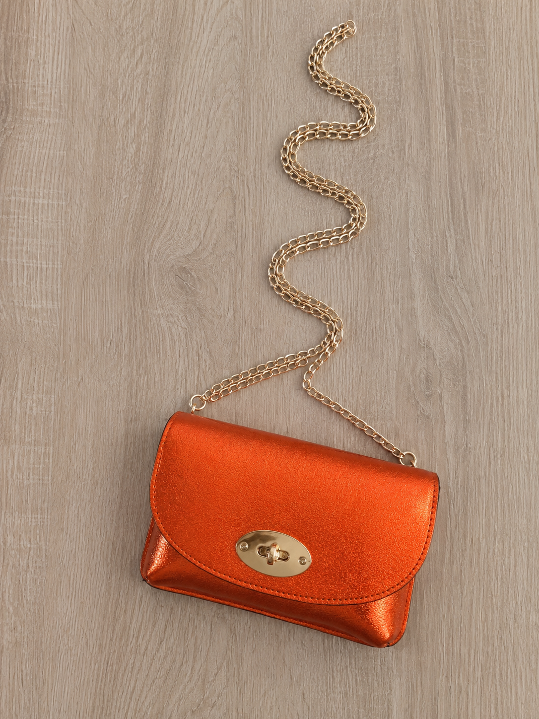 Sac bandoulière en cuir métallisé pour femme avec chaîne dorée, modèle Positano 18 × 11 cm, disponible en plusieurs coloris.