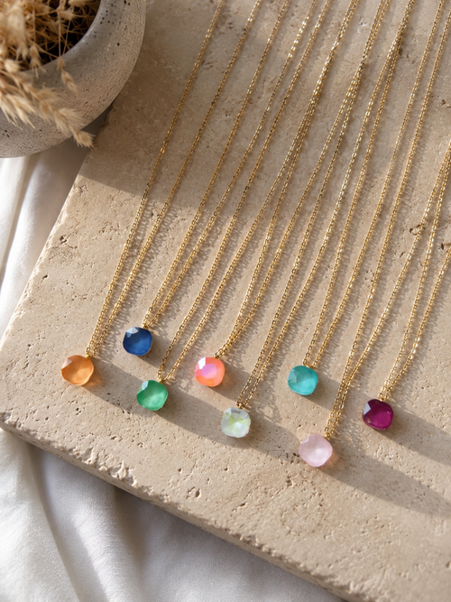Collier Nerja en acier inoxydable doré avec pendentif en pierre facettée colorée disponible en plusieurs coloris.