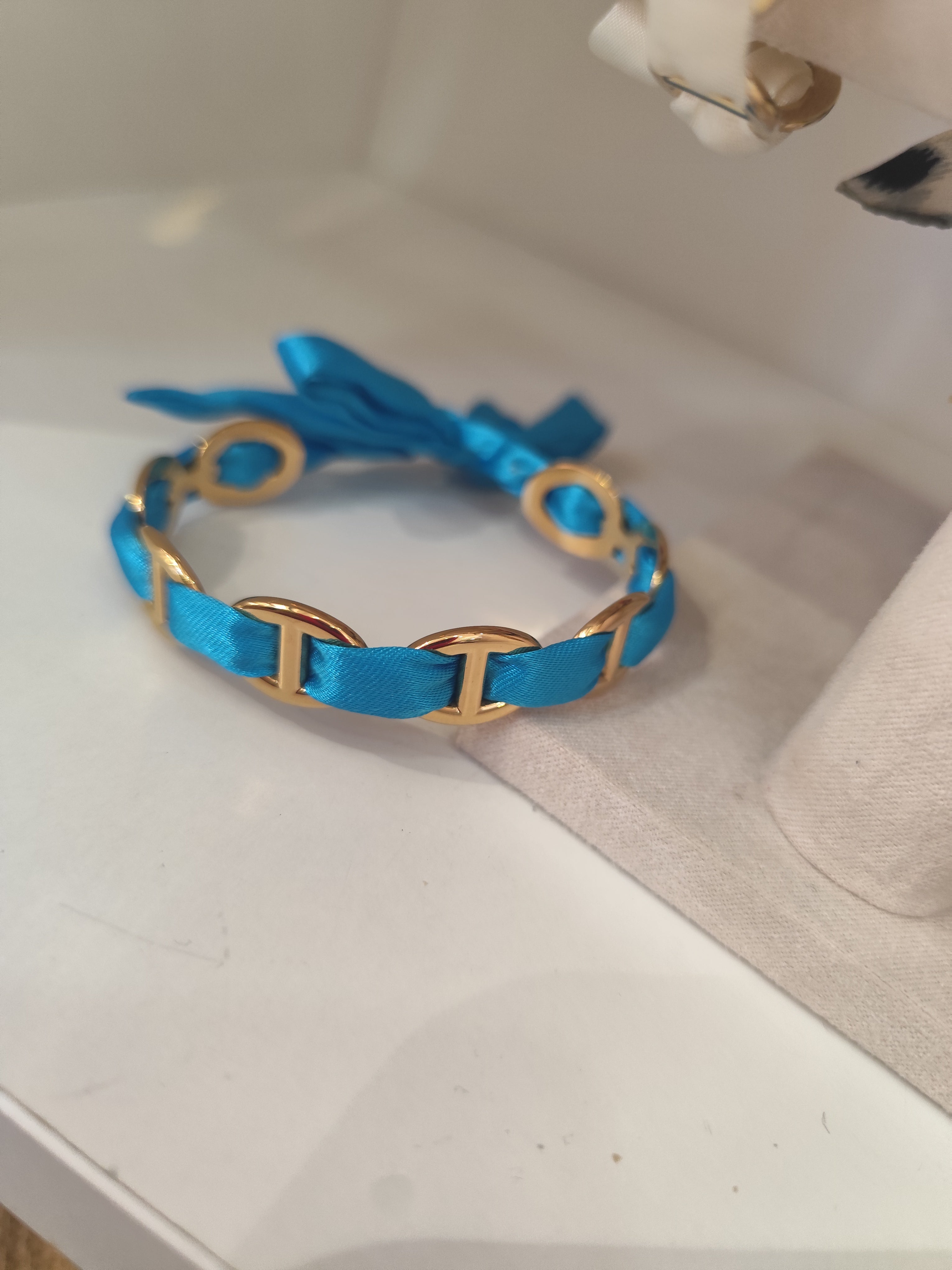 Bracelet Altea – Bracelet ruban satiné à maillons dorés ajustable