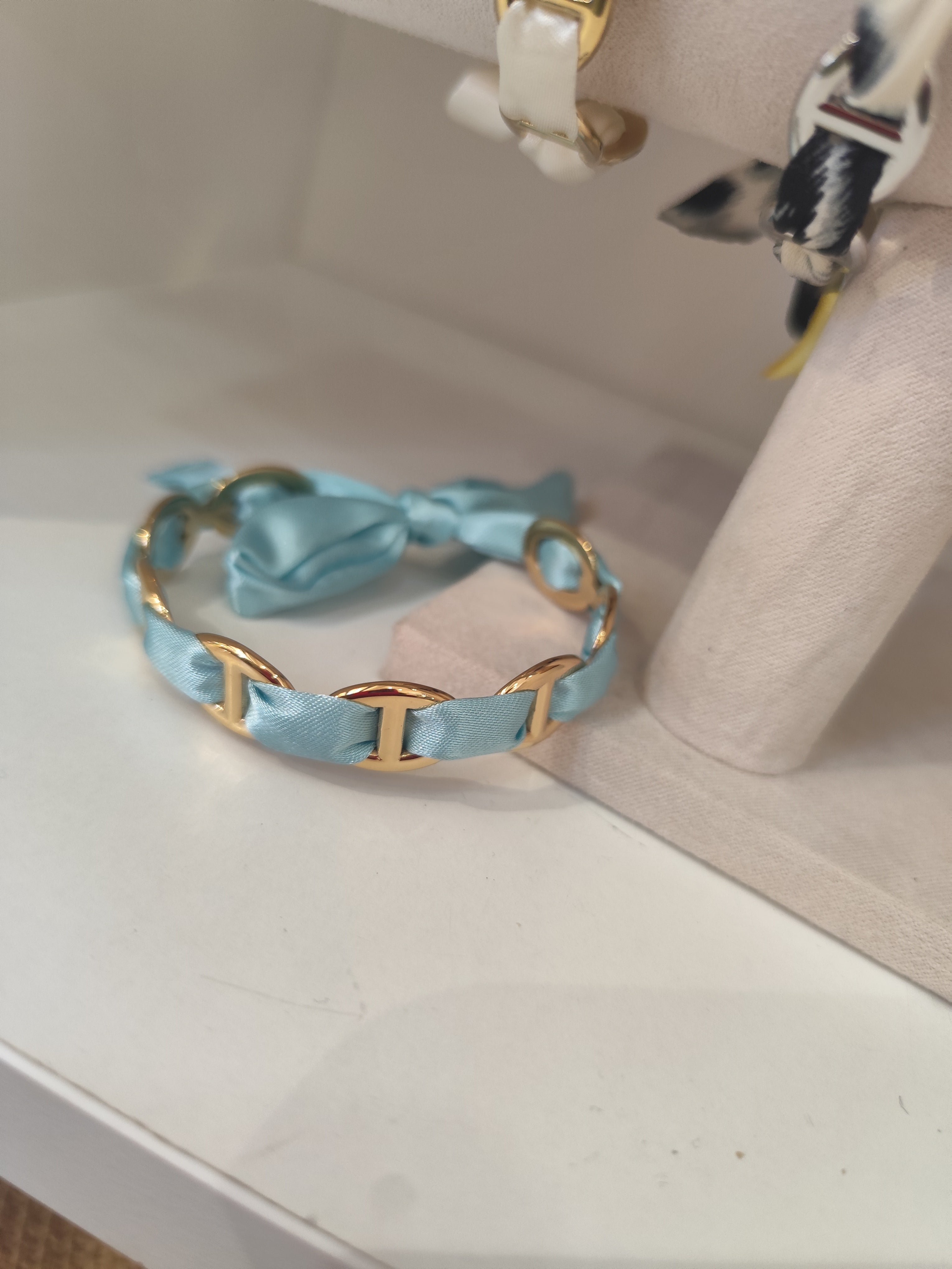 Bracelet Altea – Bracelet ruban satiné à maillons dorés ajustable