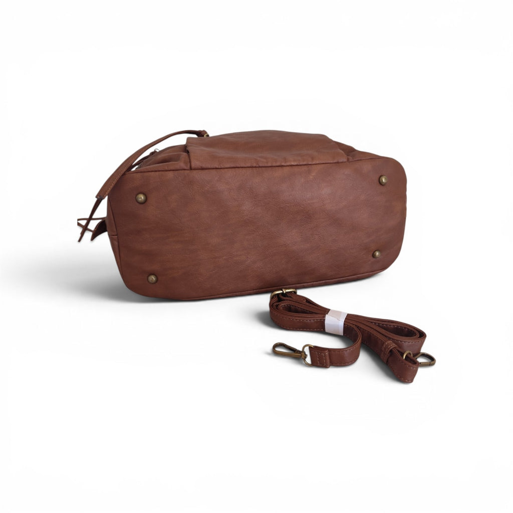 Sac cabas femme Matera camel 38 × 32 × 13 cm en cuir synthétique souple avec bandoulière amovible et multiples poches.