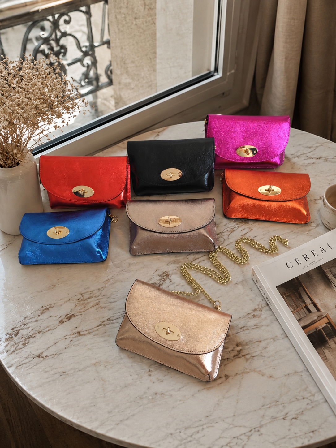 Sac bandoulière en cuir métallisé pour femme avec chaîne dorée, modèle Positano 18 × 11 cm, disponible en plusieurs coloris.